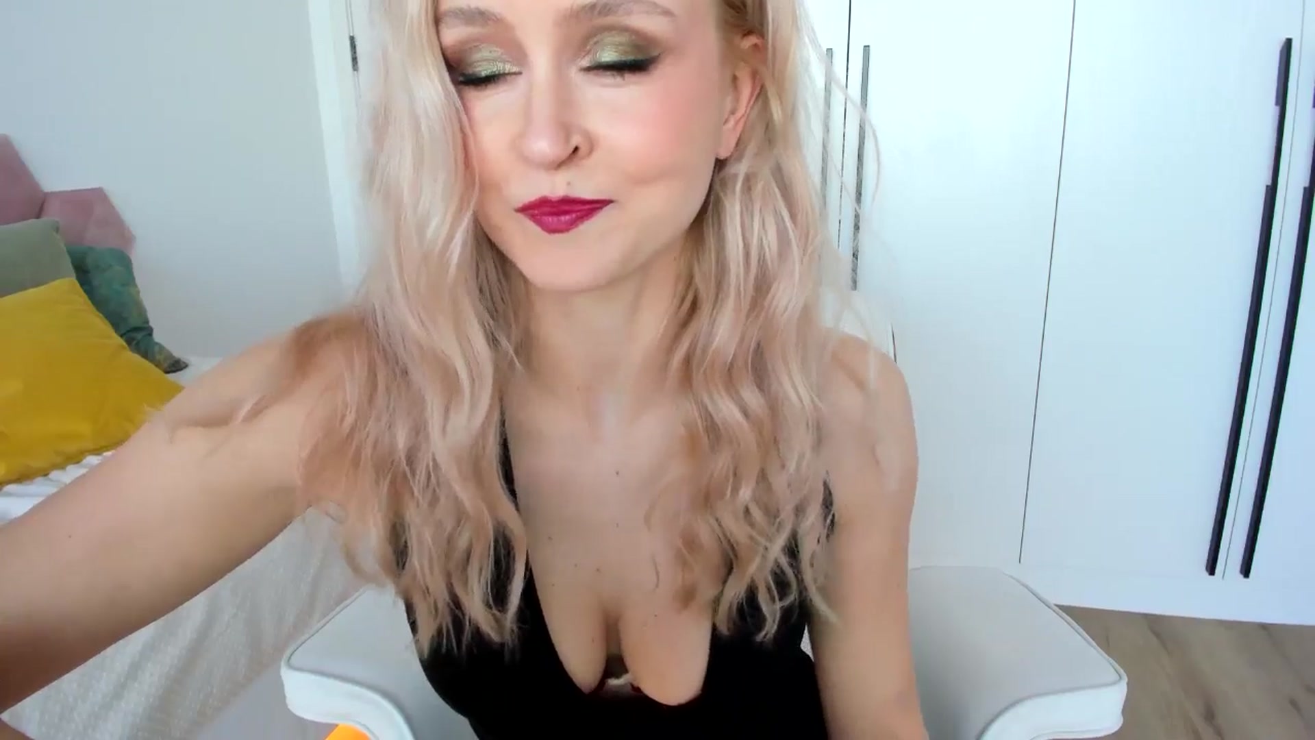 Gallery image thumbnail from AoifeOneal's myfreecams stream on, 05/07/2025, 19:40 image 4 of 20