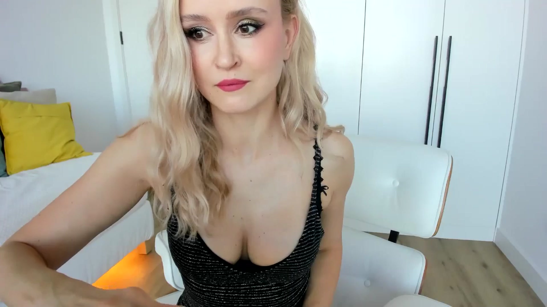 Gallery image thumbnail from AoifeOneal's myfreecams stream on, 05/14/2025, 19:20 image 6 of 20