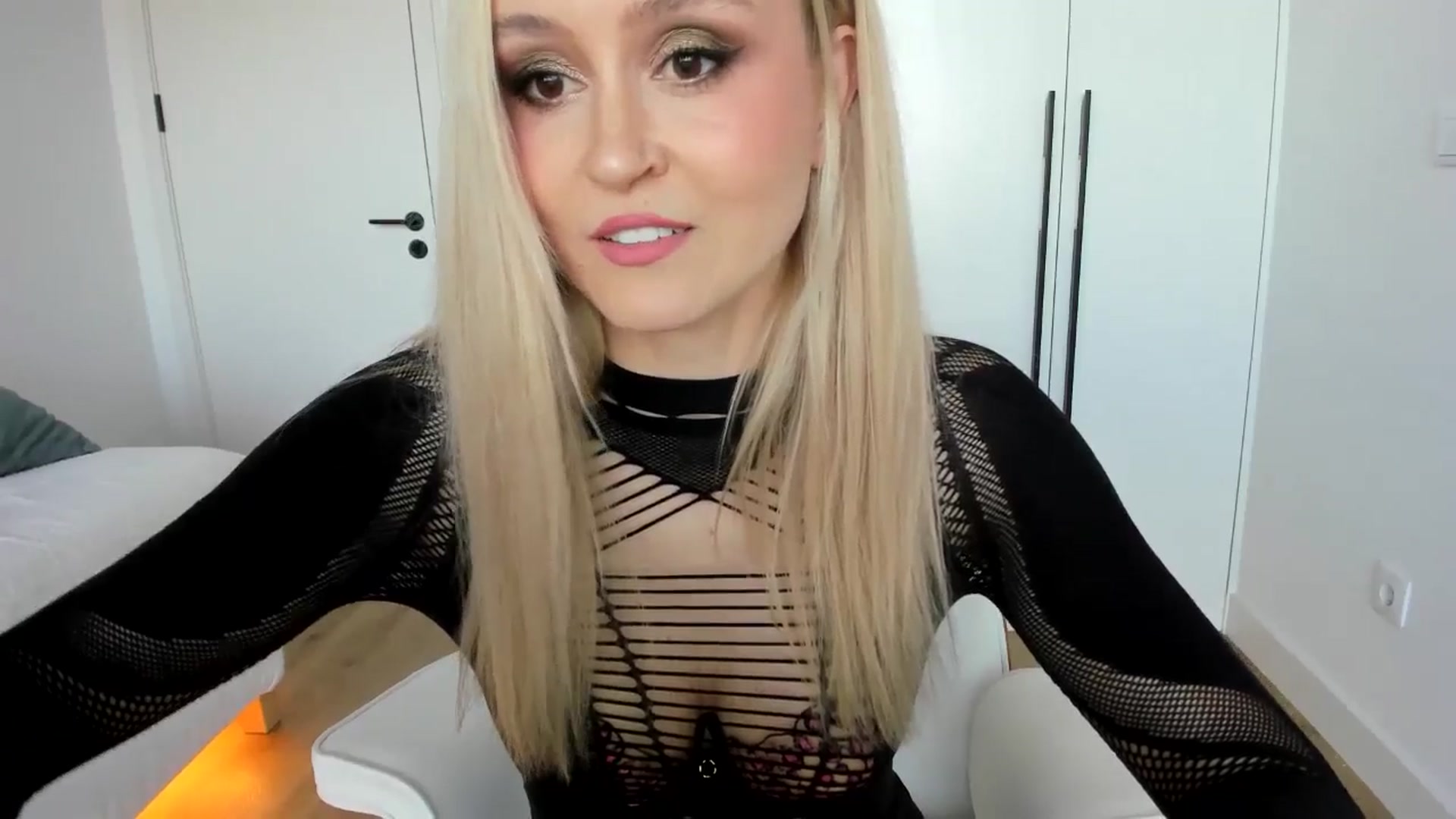 Gallery image thumbnail from AoifeOneal's myfreecams stream on, 05/21/2025, 20:08 image 11 of 20
