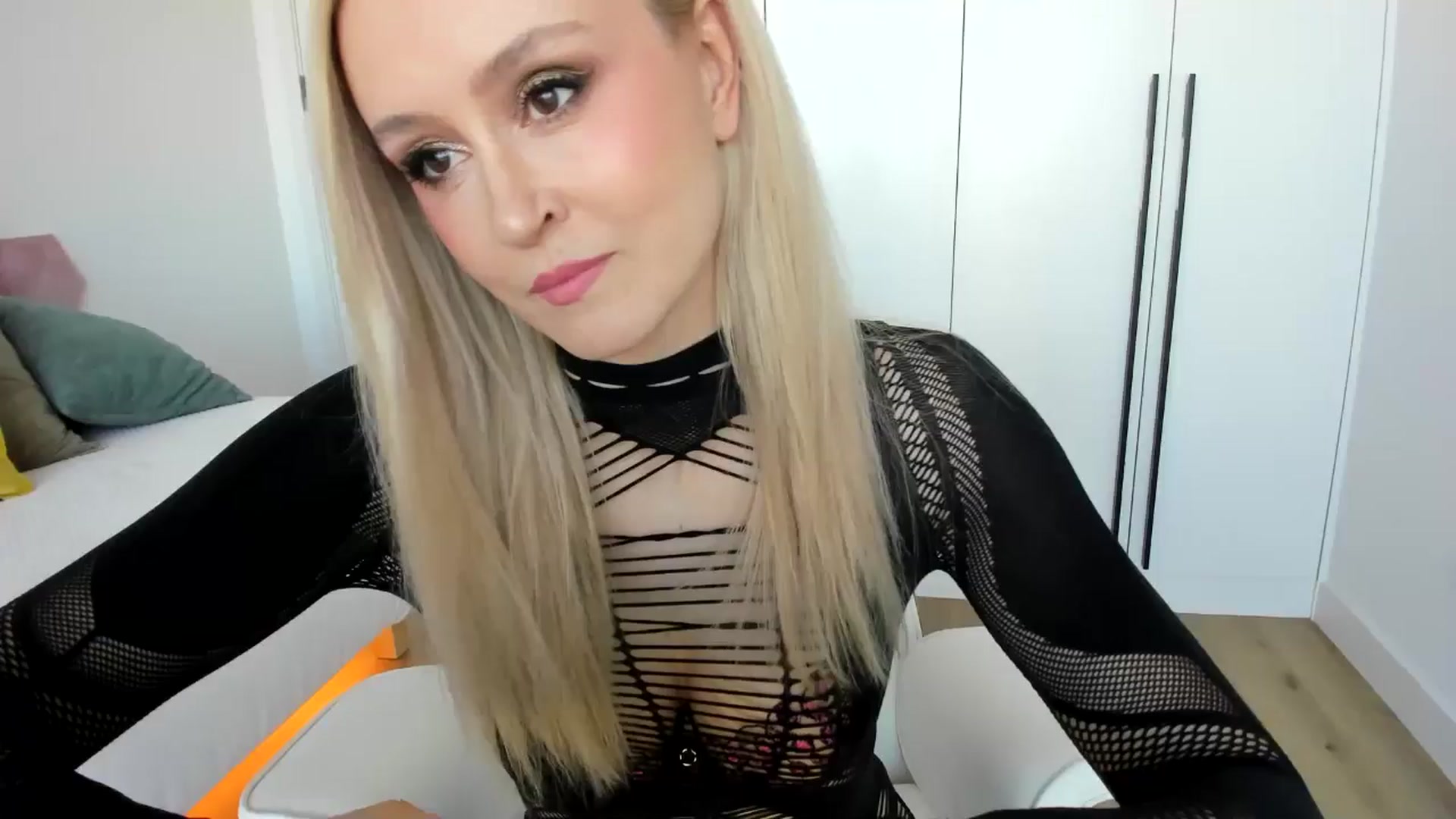 Gallery image thumbnail from AoifeOneal's myfreecams stream on, 05/21/2025, 20:08 image 1 of 20