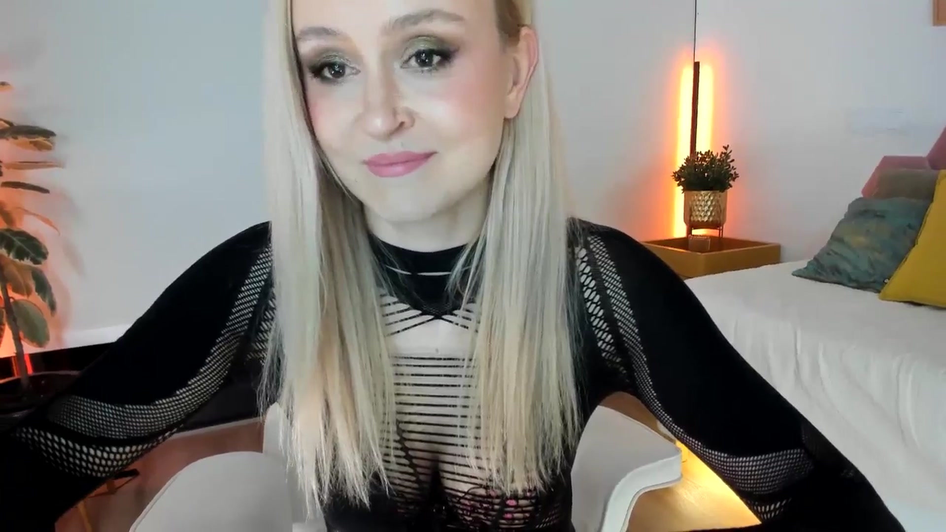 Gallery image thumbnail from AoifeOneal's myfreecams stream on, 05/21/2025, 21:26 image 4 of 20