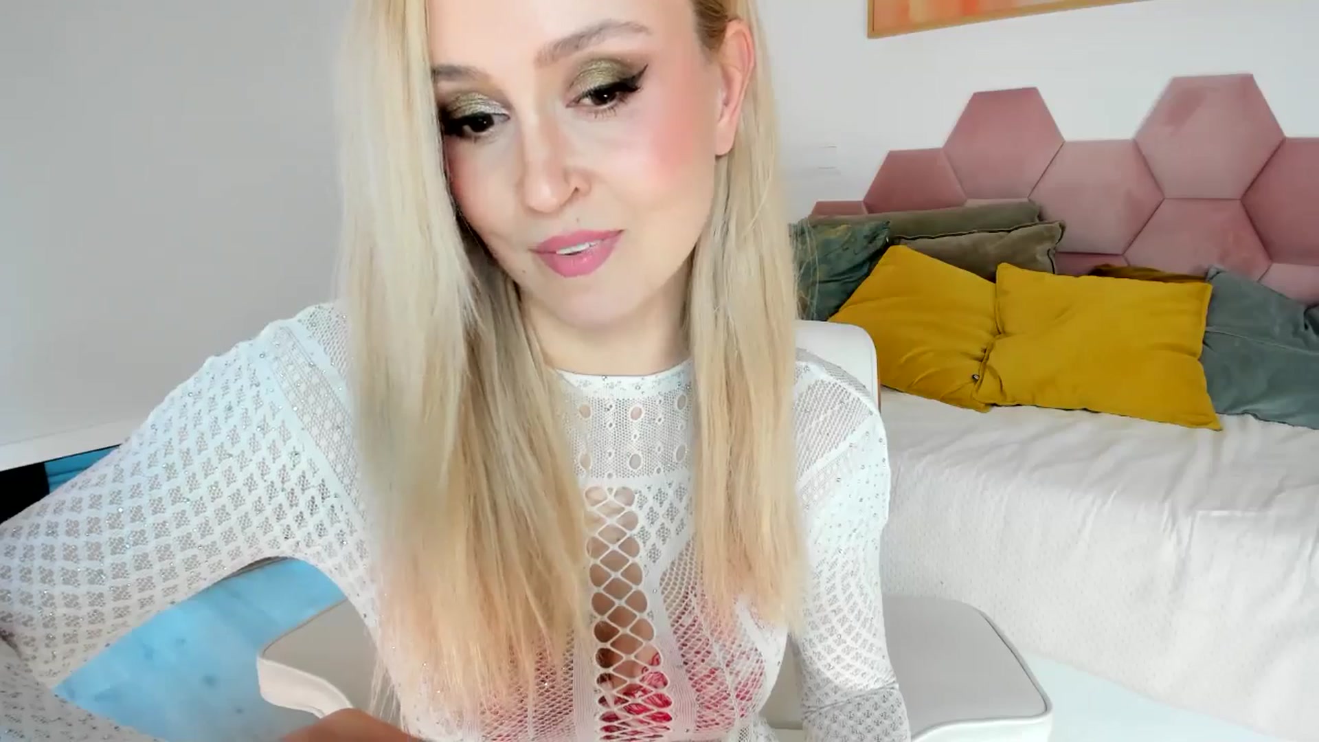 Gallery image thumbnail from AoifeOneal's myfreecams stream on, 05/24/2025, 19:59 image 18 of 20