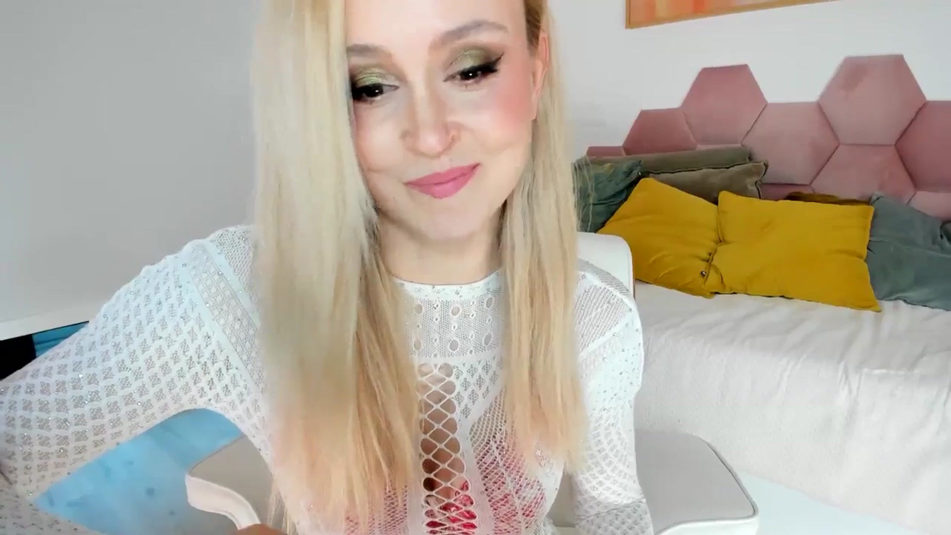 Gallery image thumbnail from AoifeOneal's myfreecams stream on, 05/24/2025, 19:59 image 19 of 20