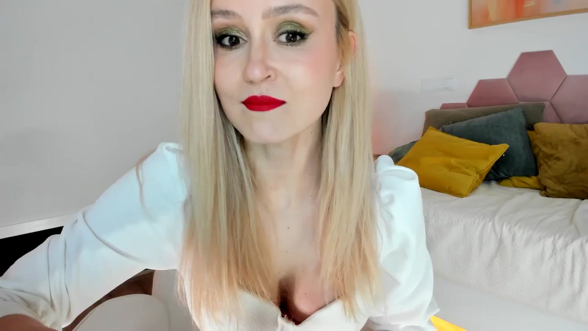 Gallery image thumbnail from AoifeOneal's myfreecams stream on, 05/28/2025, 21:22 image 15 of 20