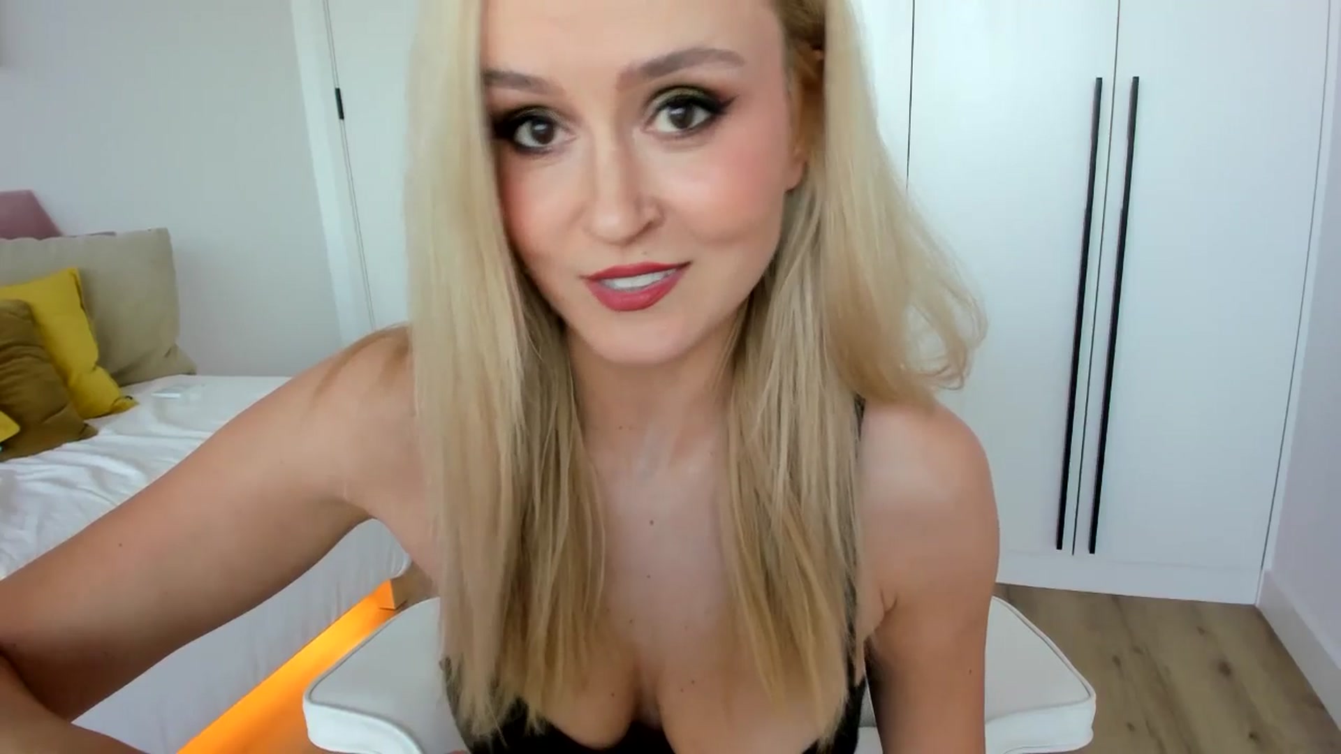 Gallery image thumbnail from AoifeOneal's myfreecams stream on, 06/18/2025, 19:36 image 18 of 20