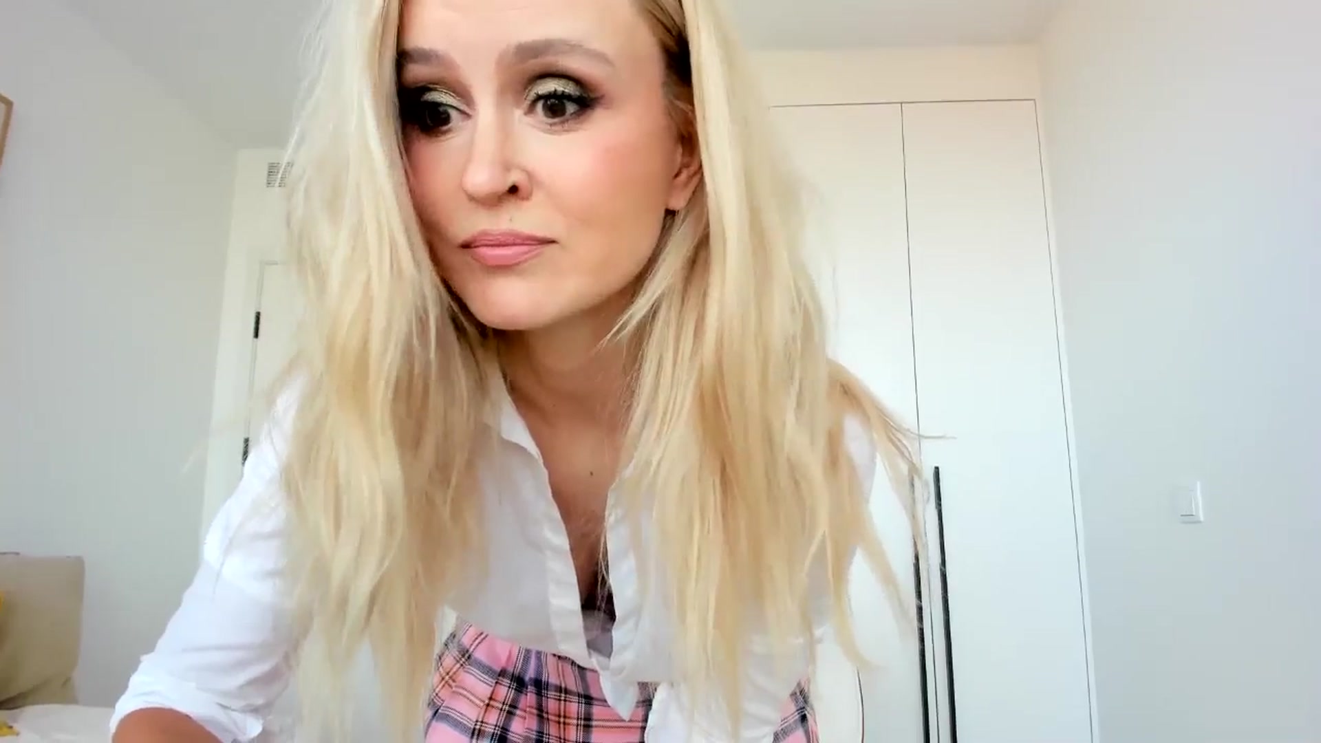 Gallery image thumbnail from AoifeOneal's myfreecams stream on, 06/19/2025, 19:47 image 5 of 20