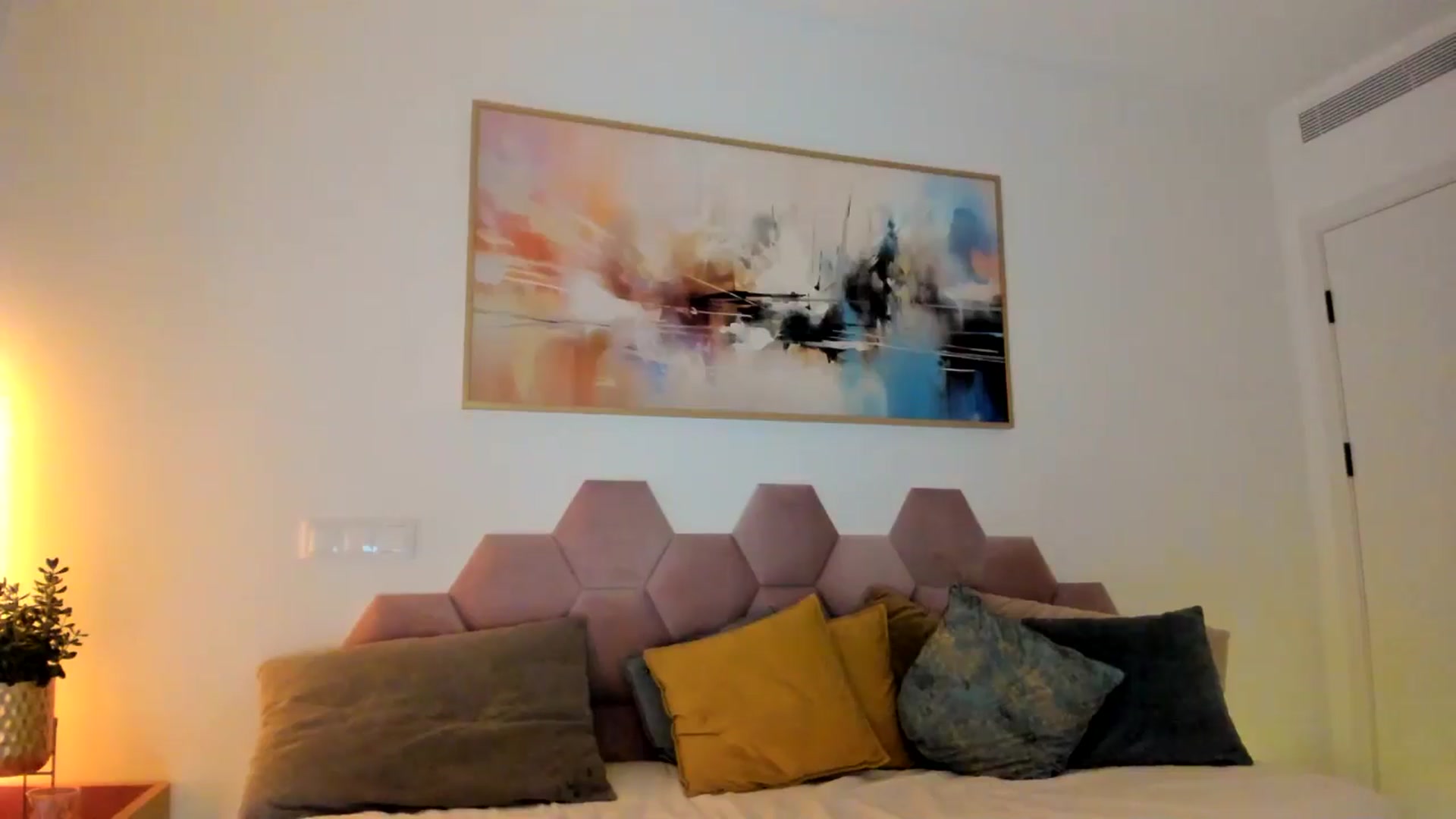 Gallery image thumbnail from AoifeOneal's myfreecams stream on, 06/25/2025, 20:20 image 18 of 20