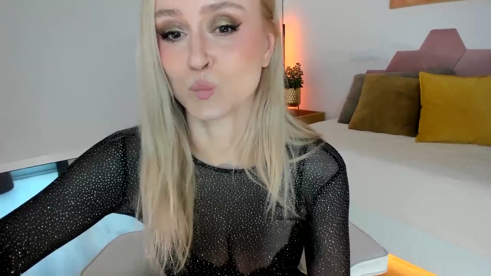 Gallery image thumbnail from AoifeOneal's myfreecams stream on, 06/28/2025, 19:42 image 14 of 20