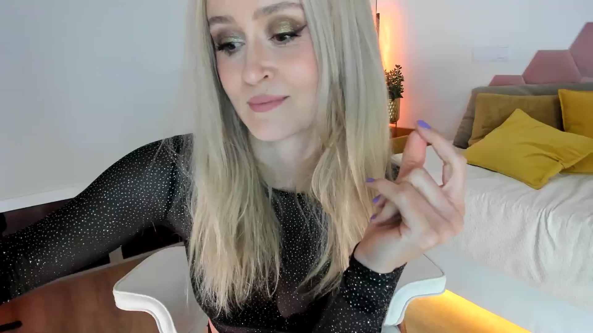 Gallery image thumbnail from AoifeOneal's myfreecams stream on, 06/28/2025, 21:28 image 18 of 20