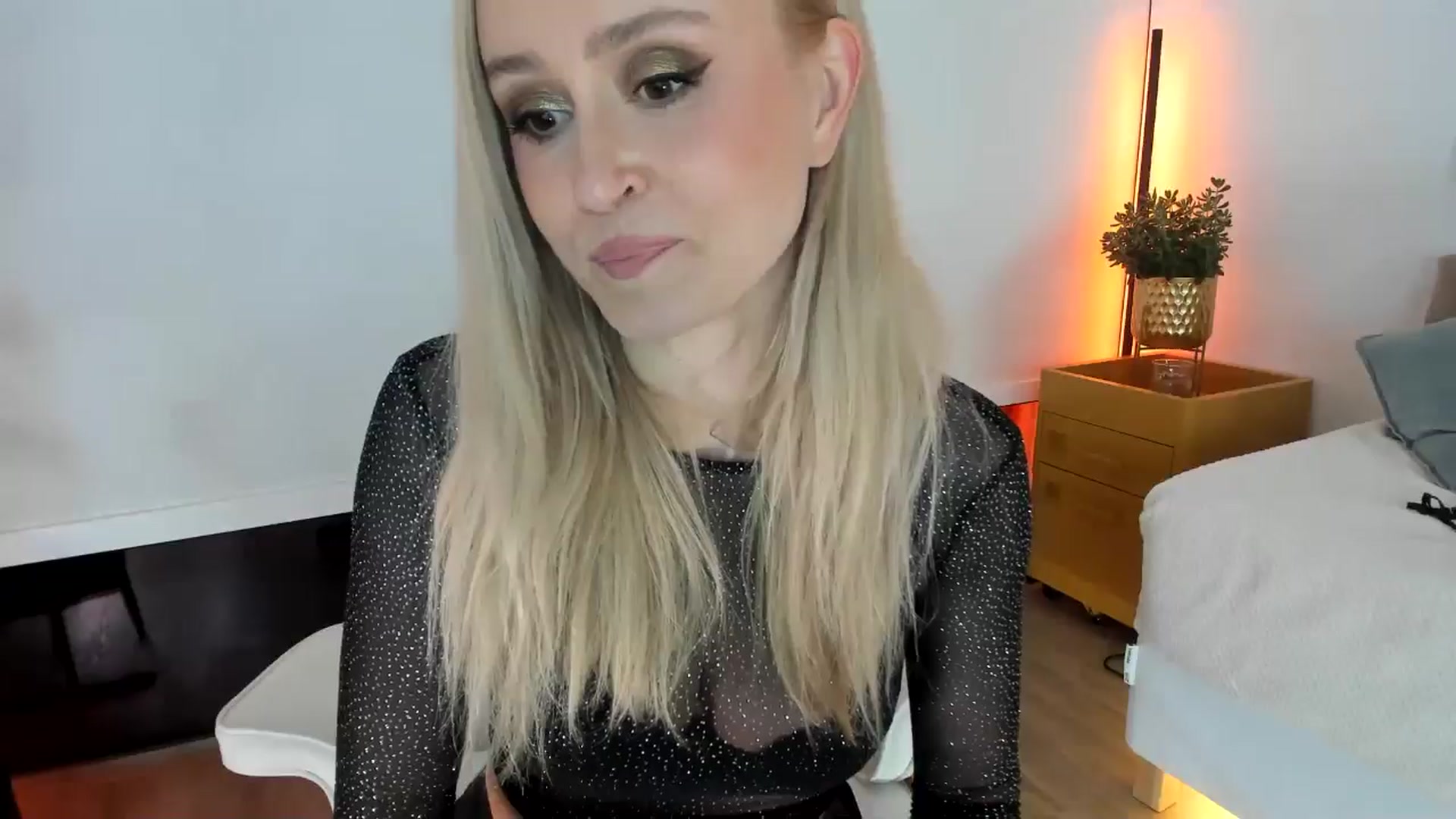 Gallery image thumbnail from AoifeOneal's myfreecams stream on, 06/28/2025, 22:13 image 12 of 20