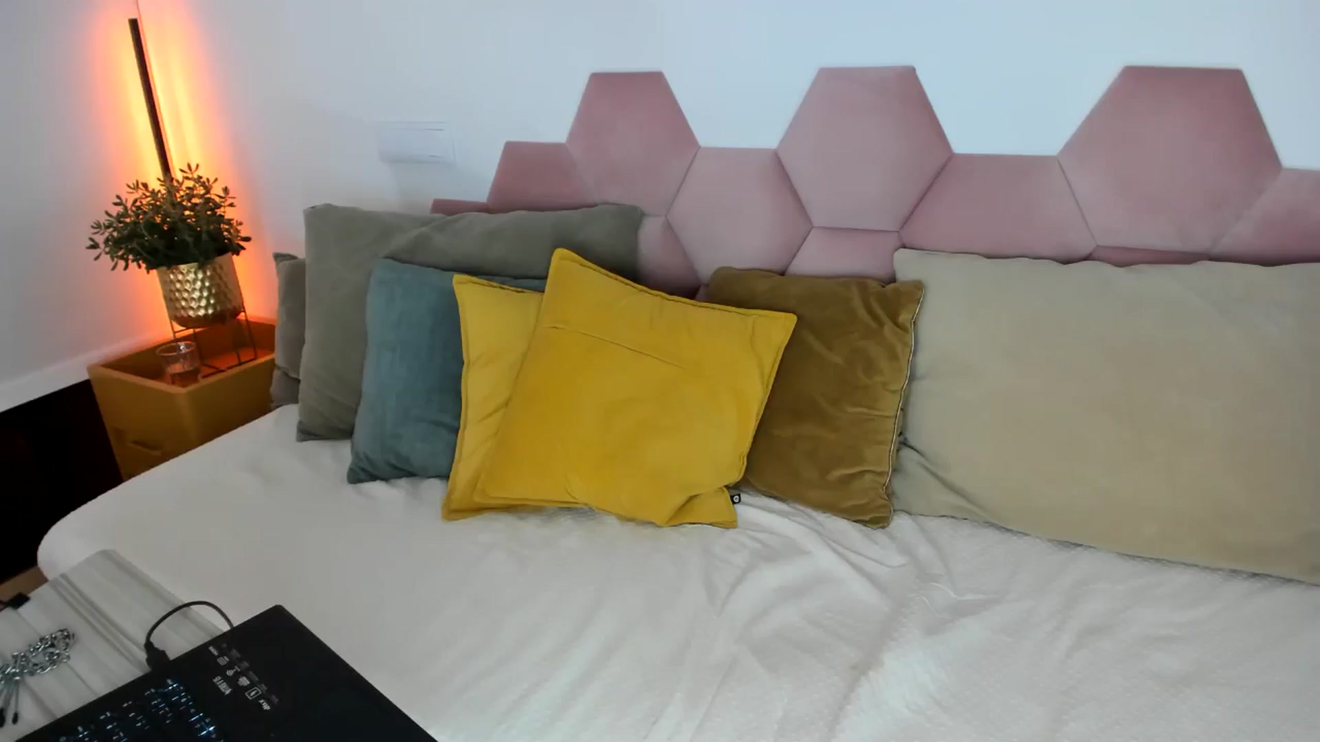Gallery image thumbnail from AoifeOneal's myfreecams stream on, 07/04/2025, 21:42 image 1 of 20