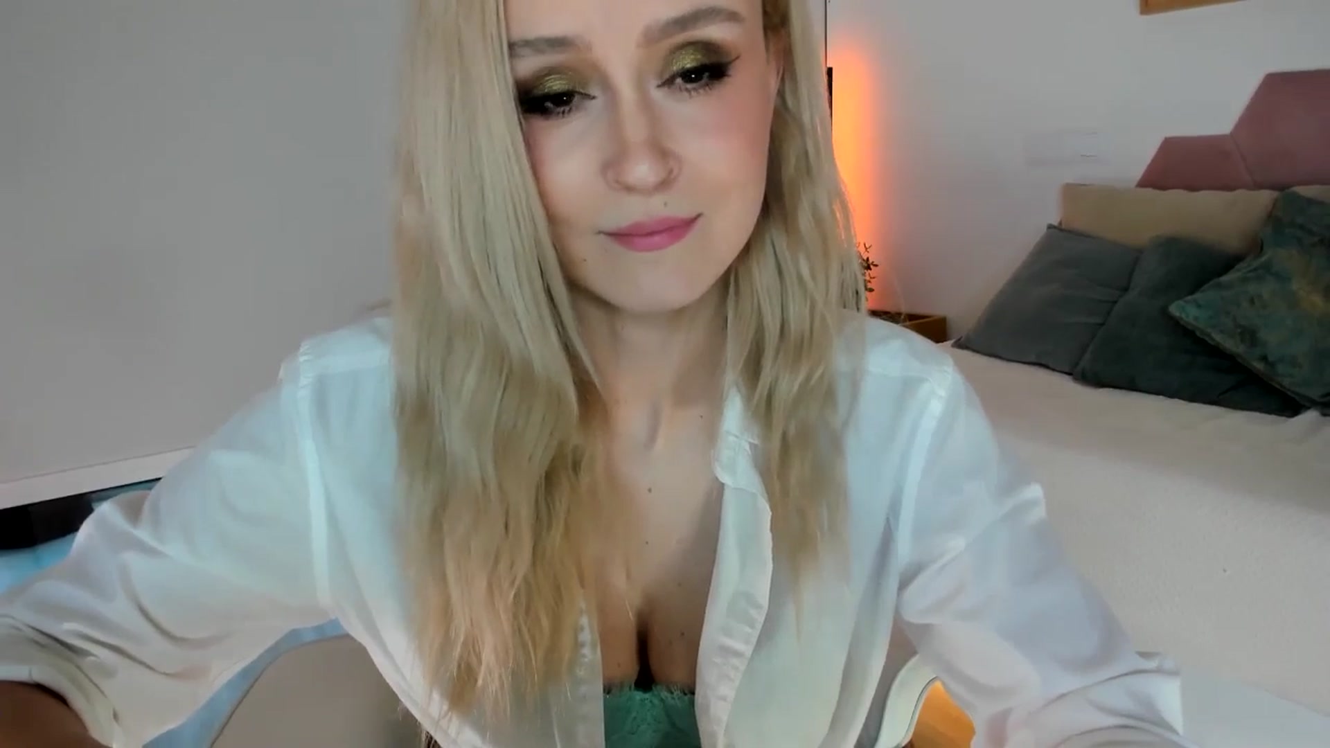 Gallery image thumbnail from AoifeOneal's myfreecams stream on, 07/09/2025, 20:01 image 6 of 20