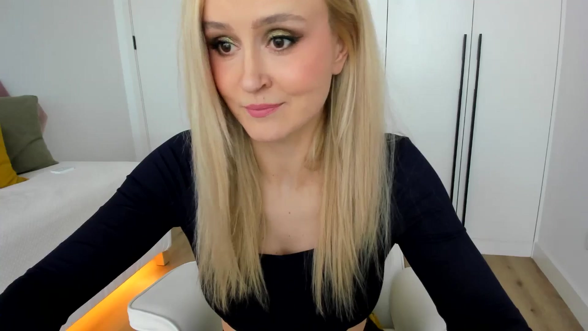 Gallery image thumbnail from AoifeOneal's myfreecams stream on, 07/11/2025, 19:32 image 3 of 20