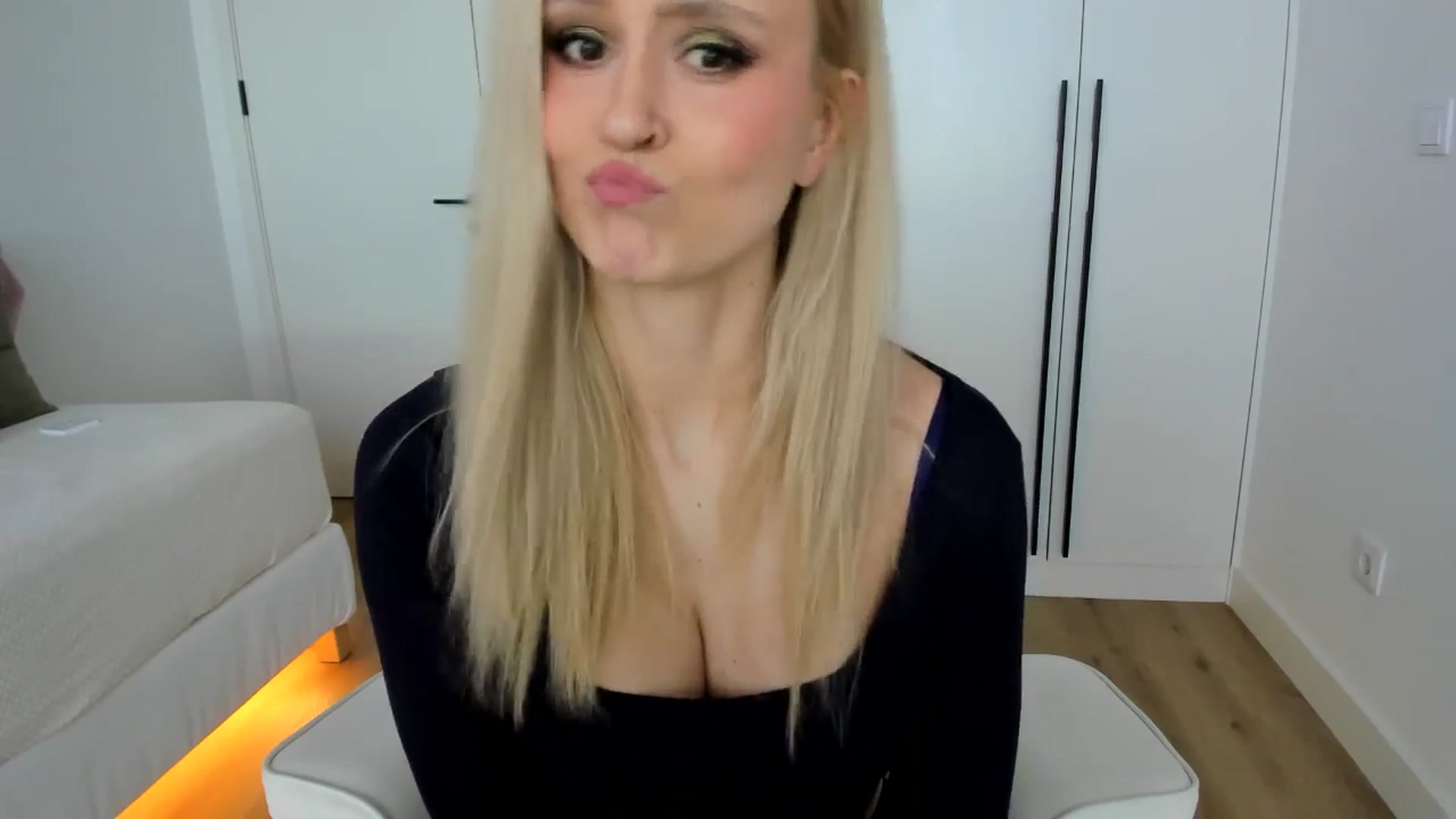 Gallery image thumbnail from AoifeOneal's myfreecams stream on, 07/11/2025, 19:32 image 16 of 20