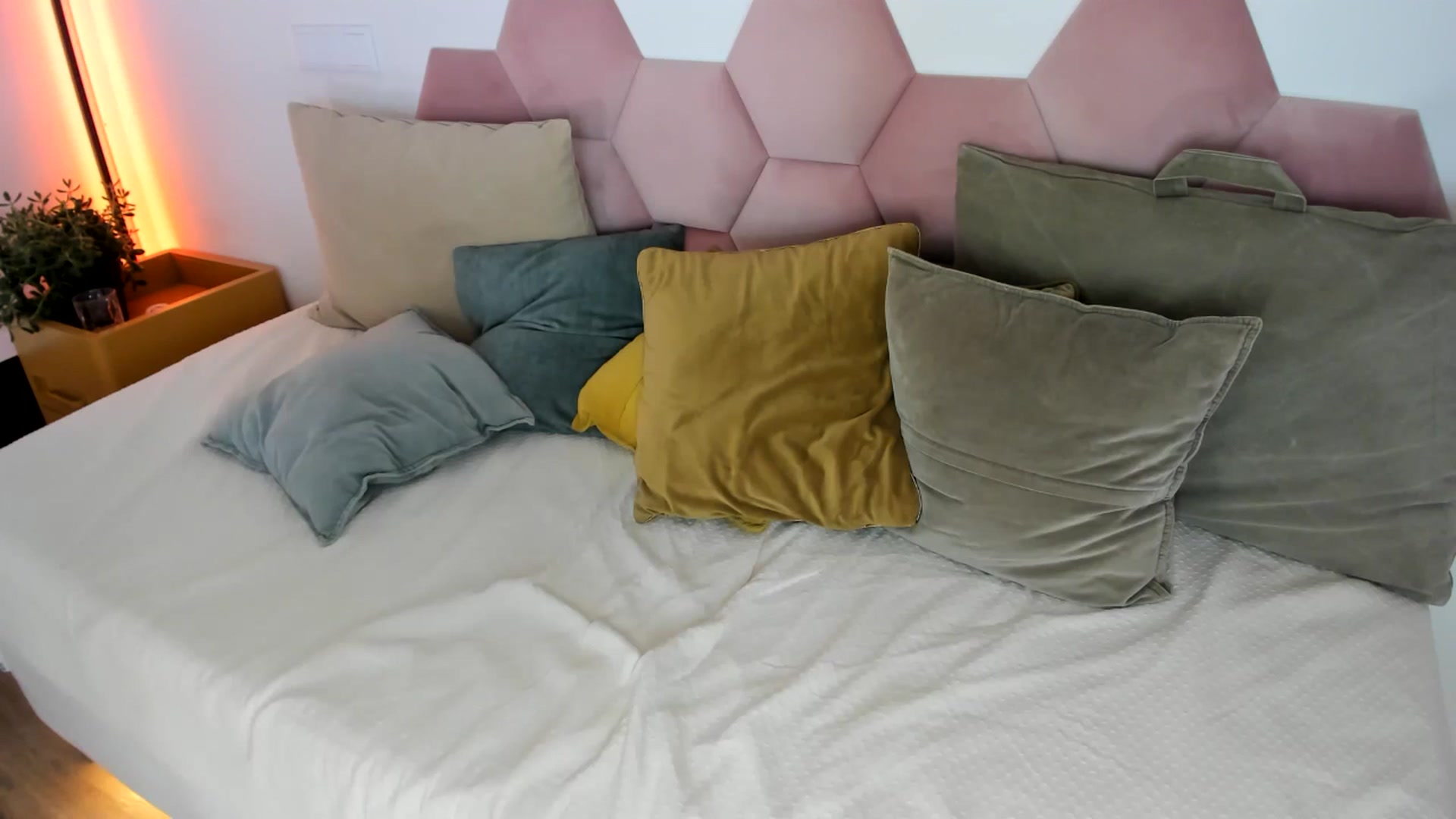 Gallery image thumbnail from AoifeOneal's myfreecams stream on, 07/15/2025, 21:35 image 18 of 20
