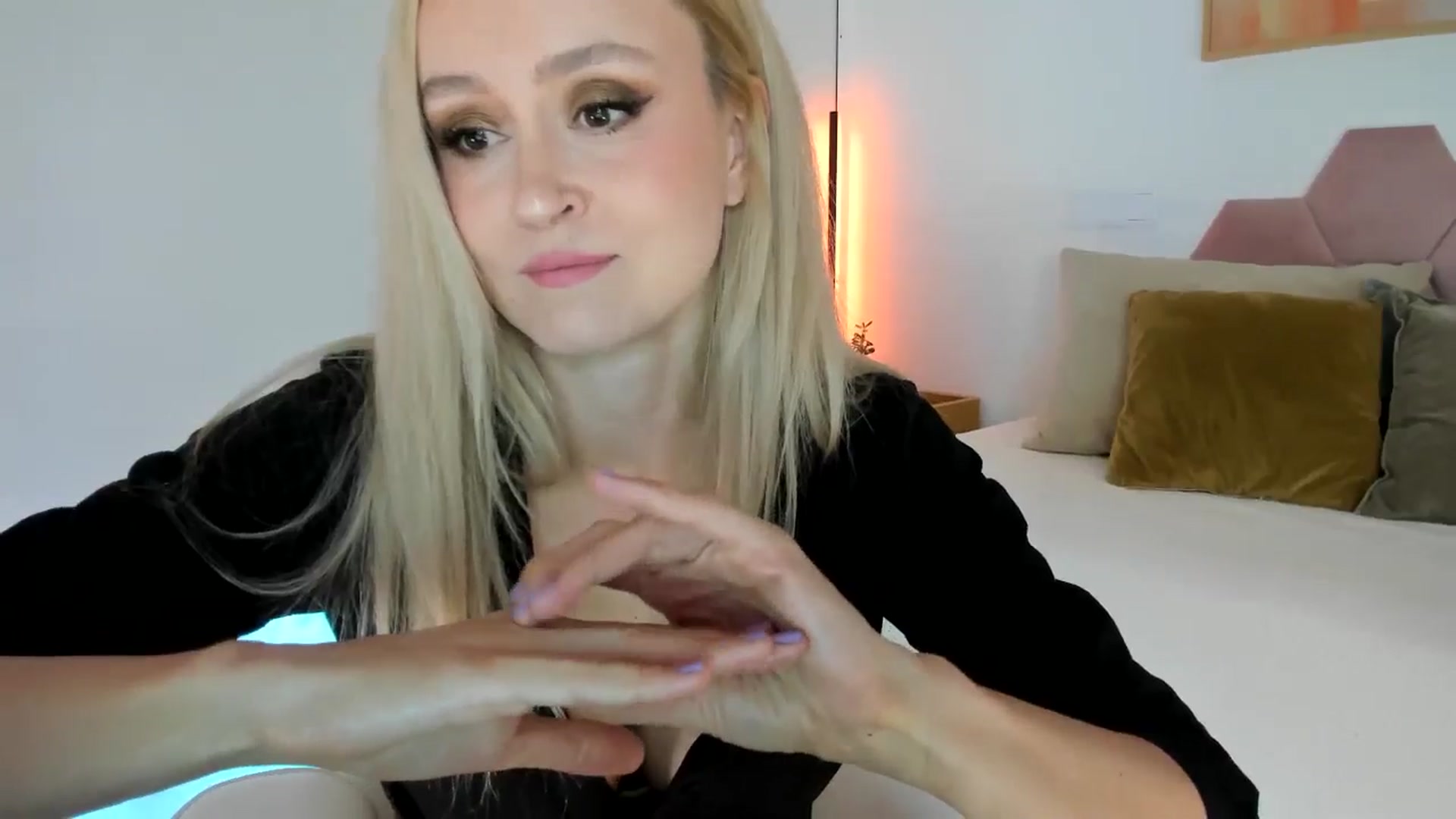 Gallery image thumbnail from AoifeOneal's myfreecams stream on, 07/22/2025, 19:39 image 18 of 20
