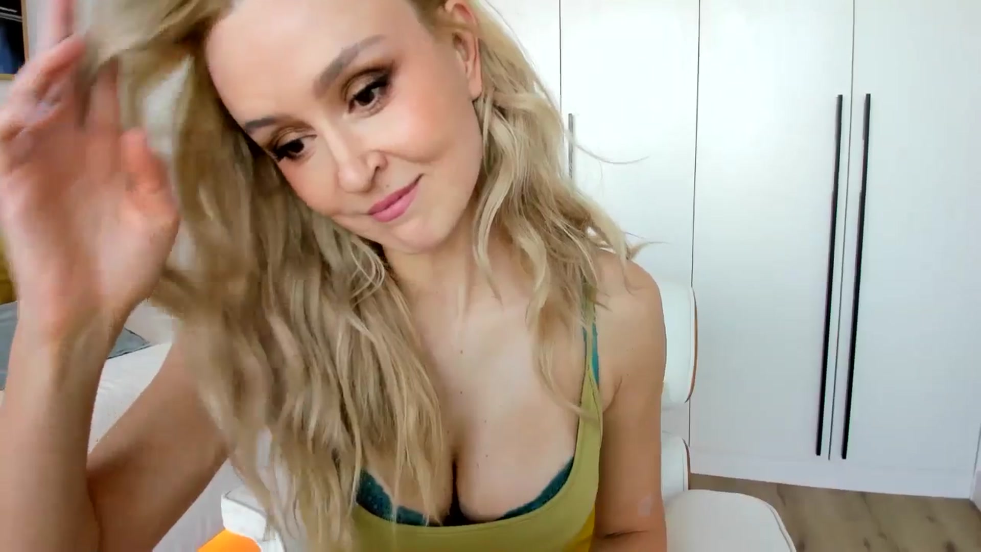Gallery image thumbnail from AoifeOneal's myfreecams stream on, 08/01/2025, 19:32 image 18 of 20