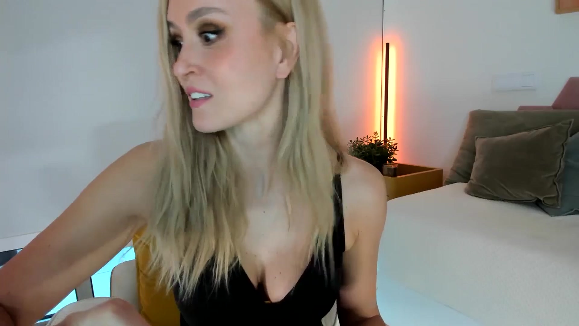 Gallery image thumbnail from AoifeOneal's myfreecams stream on, 08/02/2025, 19:55 image 2 of 20