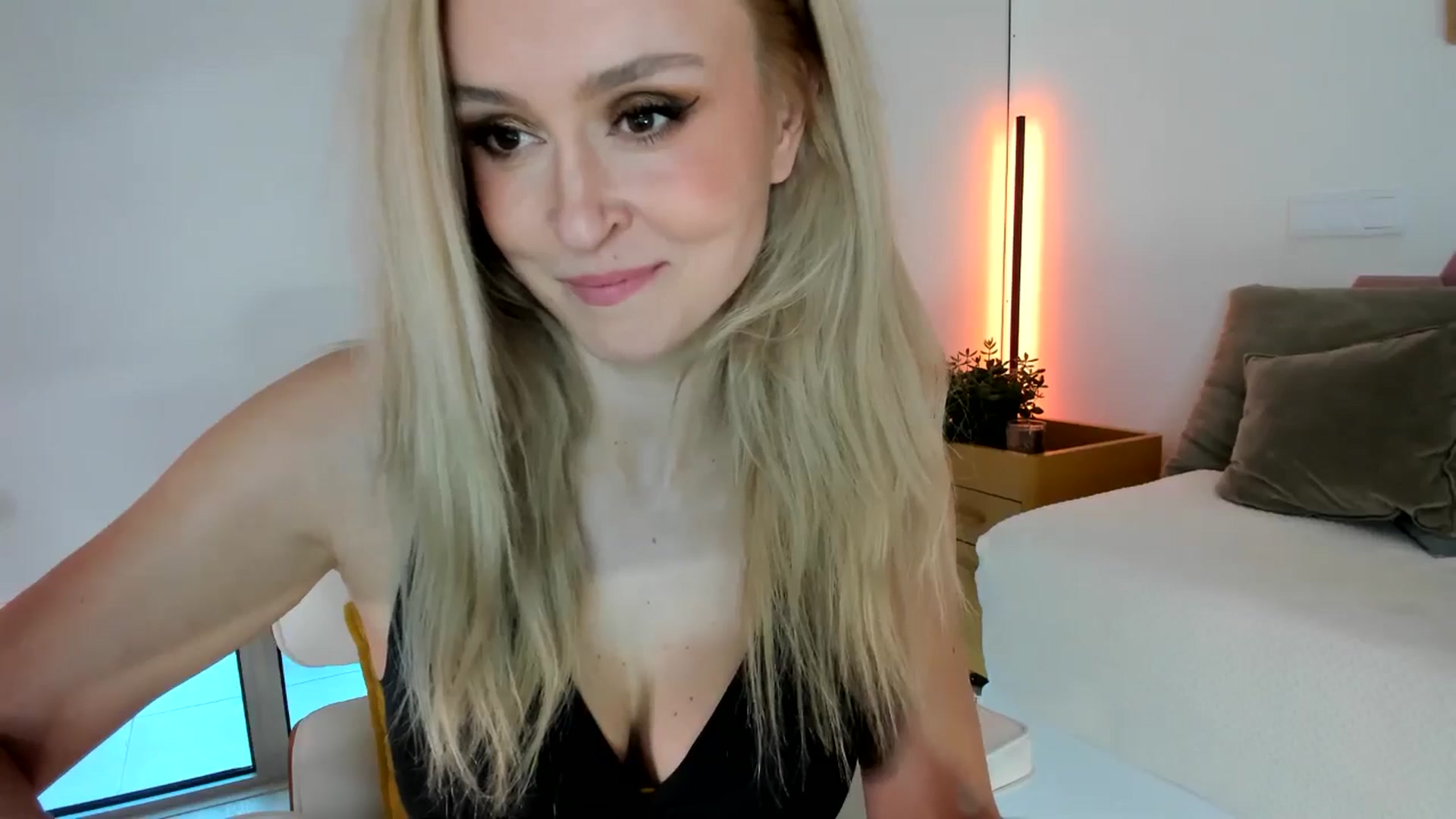 Gallery image thumbnail from AoifeOneal's myfreecams stream on, 08/02/2025, 19:55 image 10 of 20