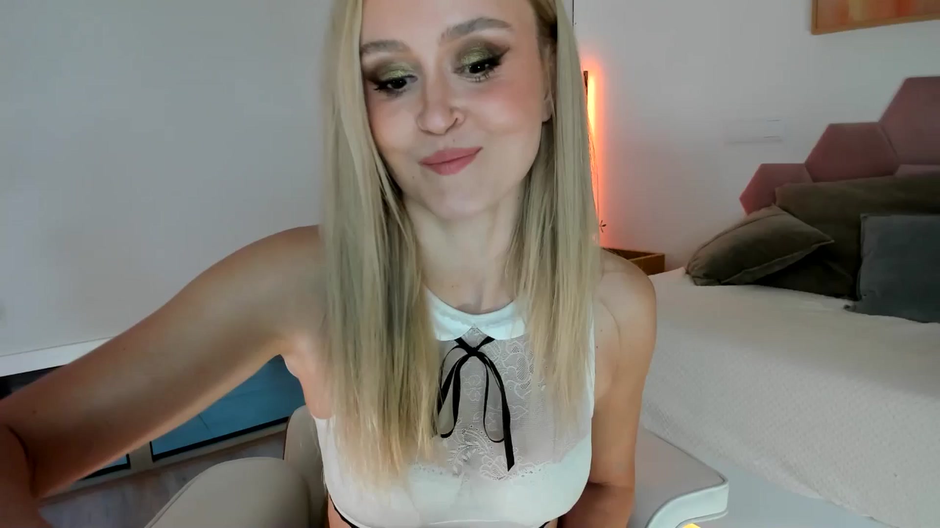 Gallery image thumbnail from AoifeOneal's myfreecams stream on, 08/06/2025, 21:07 image 1 of 20