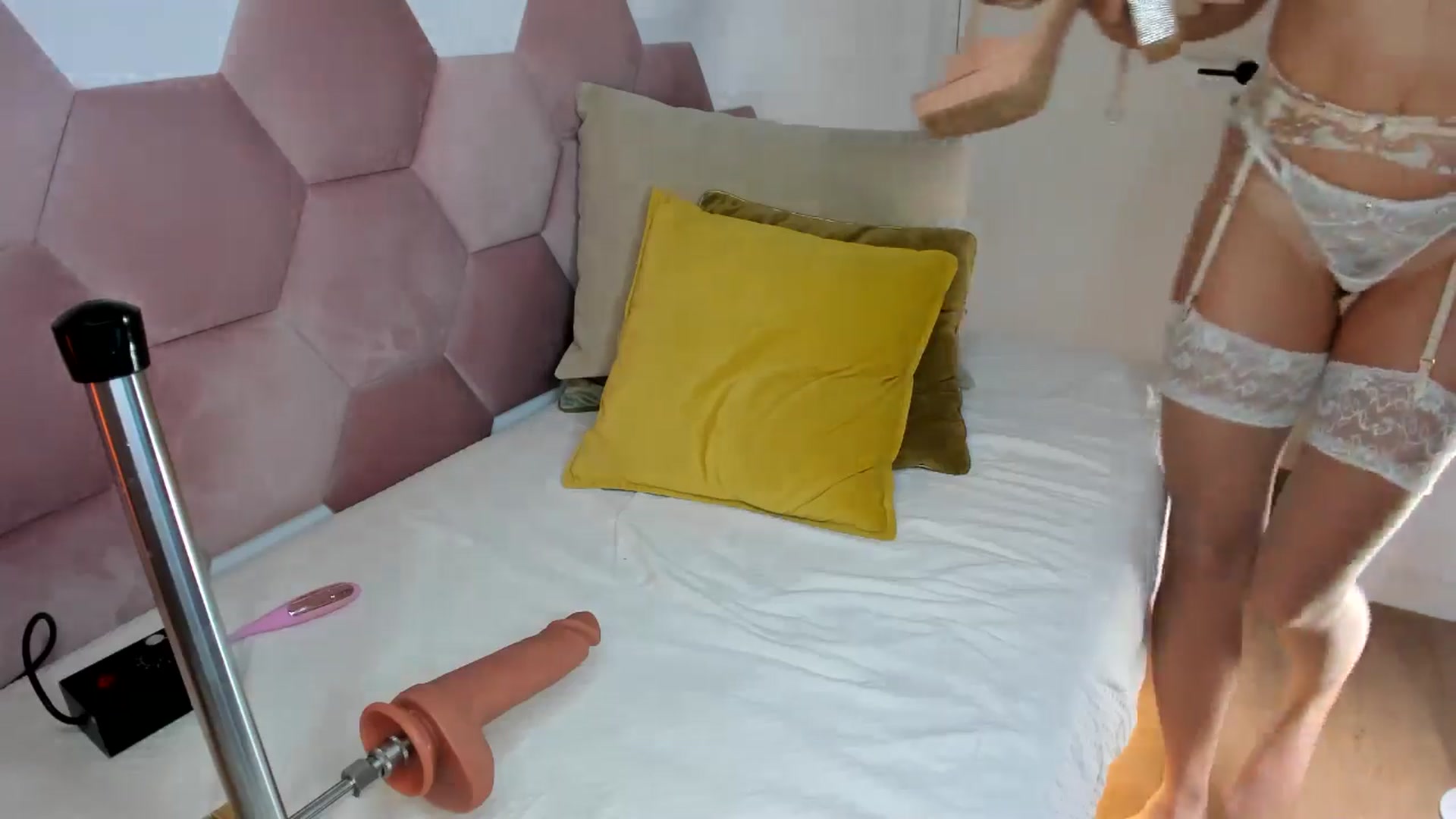 Gallery image thumbnail from AoifeOneal's myfreecams stream on, 08/06/2025, 21:07 image 20 of 20