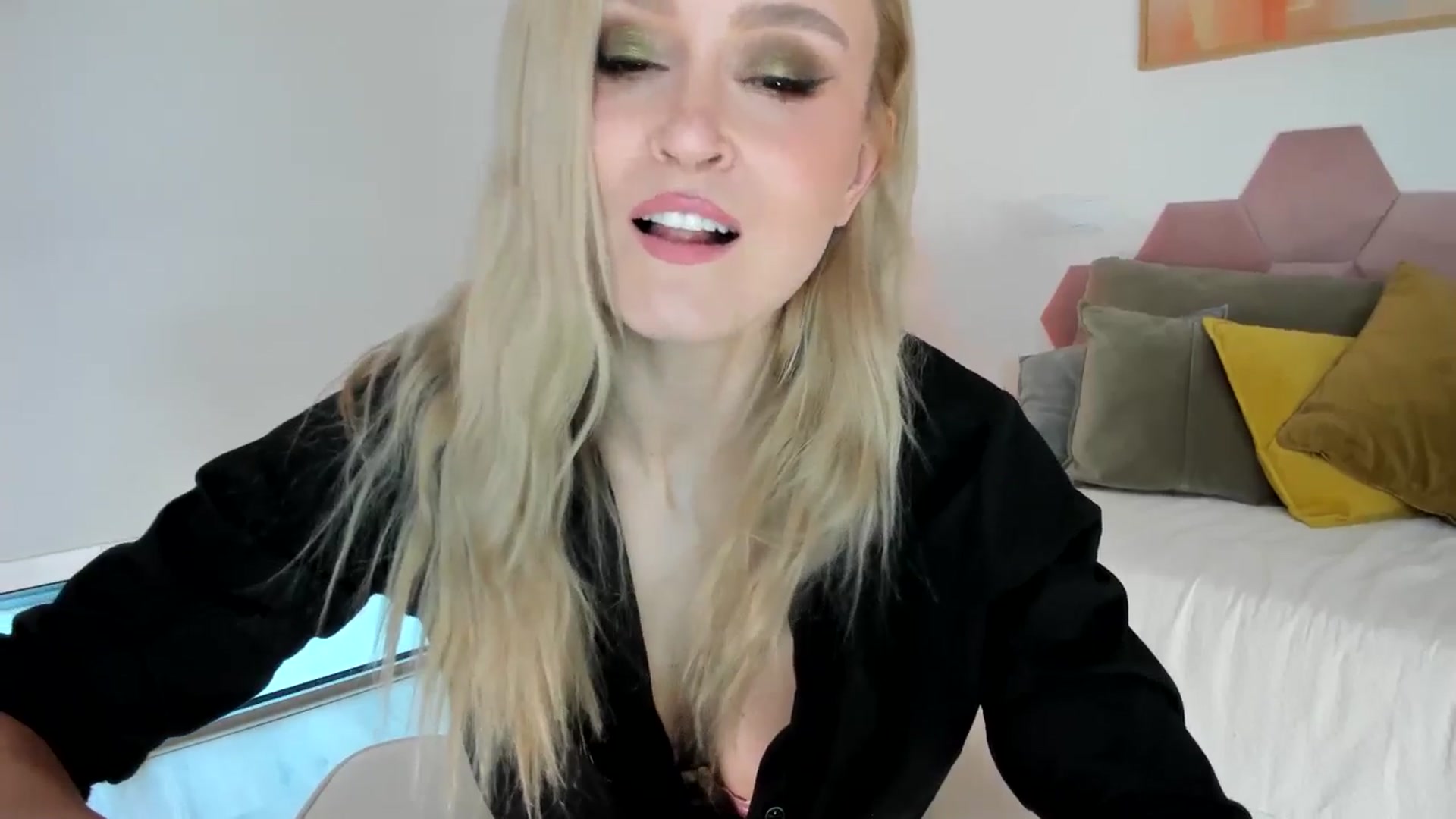 Gallery image thumbnail from AoifeOneal's myfreecams stream on, 08/07/2025, 19:21 image 5 of 20