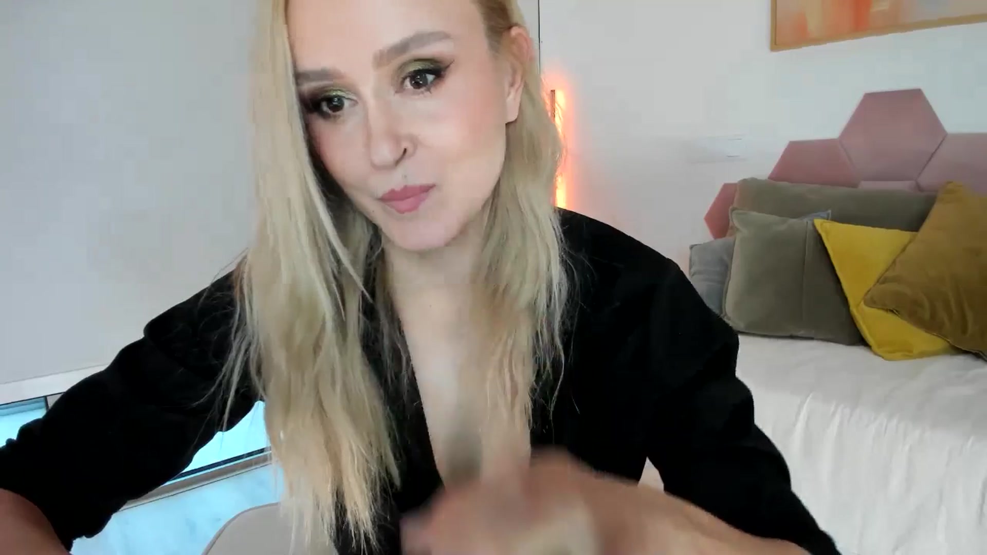 Gallery image thumbnail from AoifeOneal's myfreecams stream on, 08/07/2025, 19:21 image 6 of 20