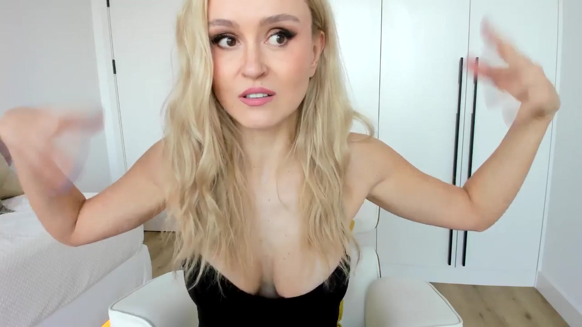 Gallery image thumbnail from AoifeOneal's myfreecams stream on, 08/10/2025, 19:39 image 6 of 20