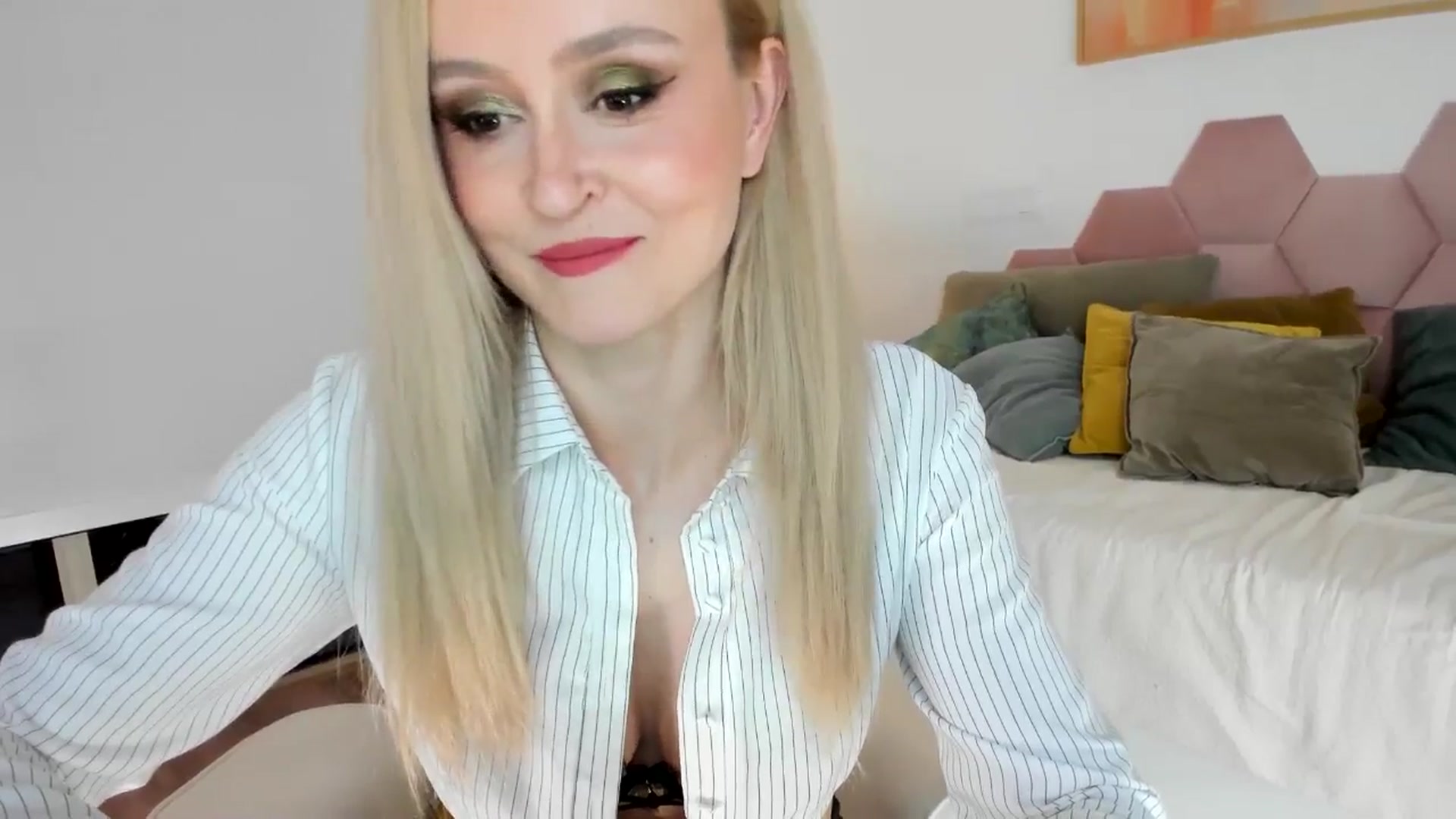 Gallery image thumbnail from AoifeOneal's myfreecams stream on, 08/12/2025, 20:39 image 6 of 20