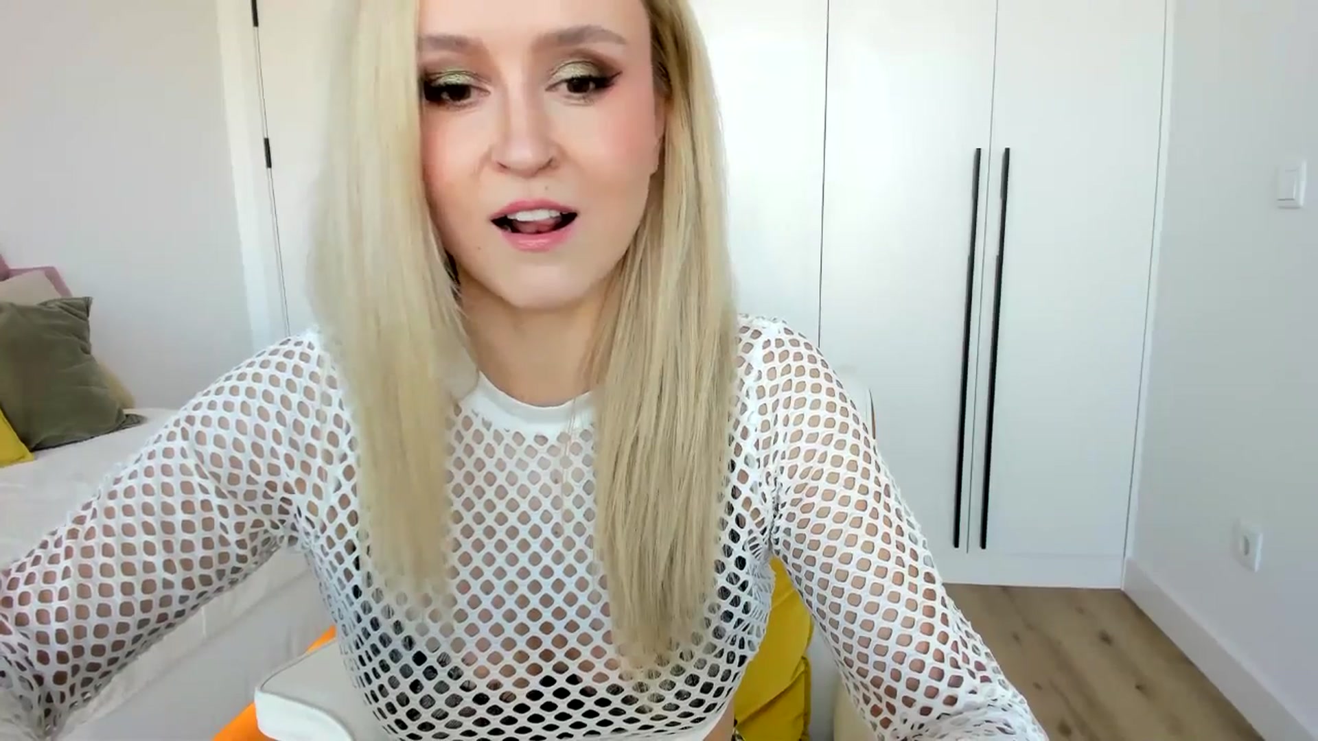 Gallery image thumbnail from AoifeOneal's myfreecams stream on, 08/20/2025, 18:59 image 3 of 20