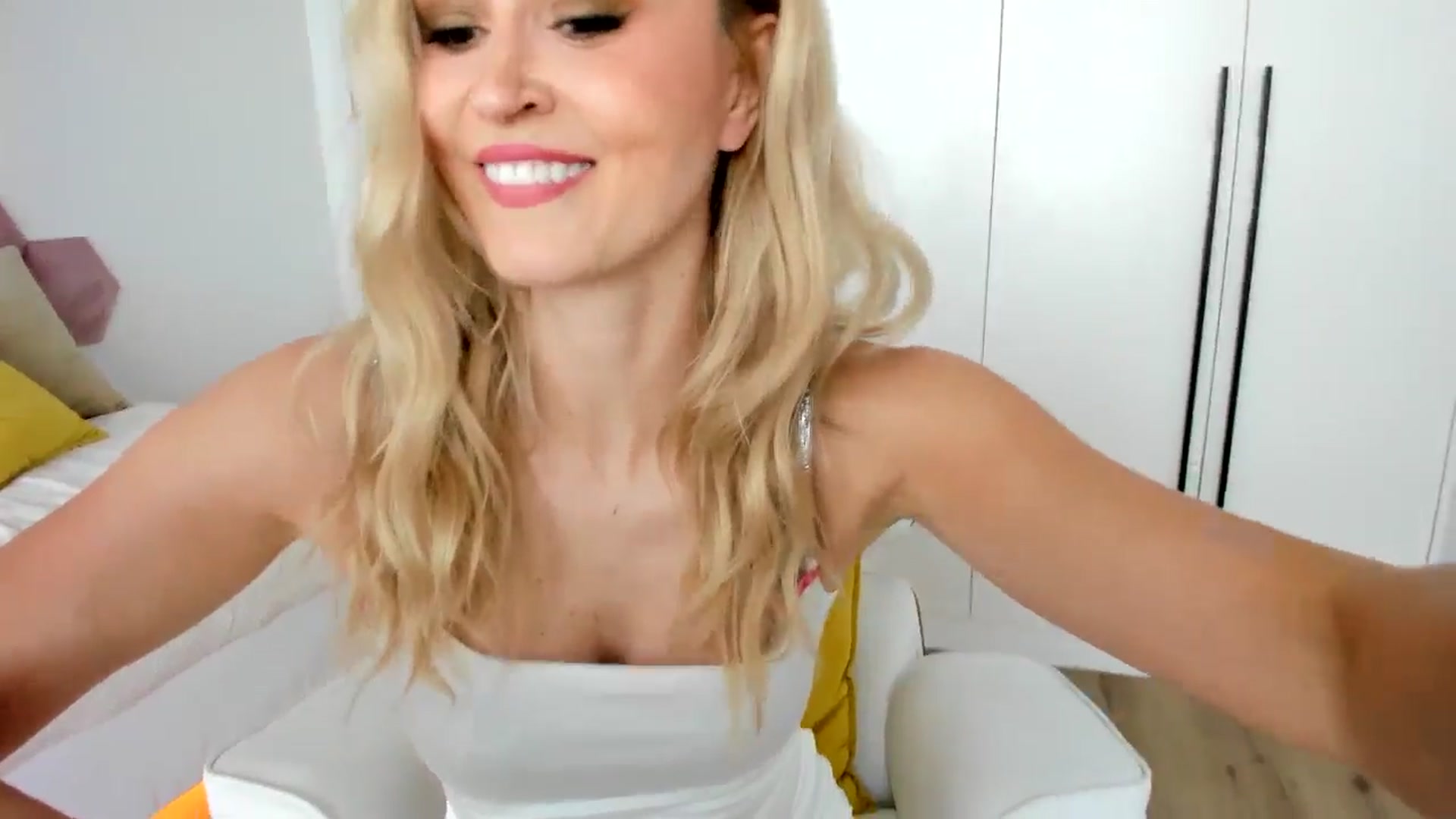Gallery image thumbnail from AoifeOneal's myfreecams stream on, 08/24/2025, 18:59 image 10 of 20
