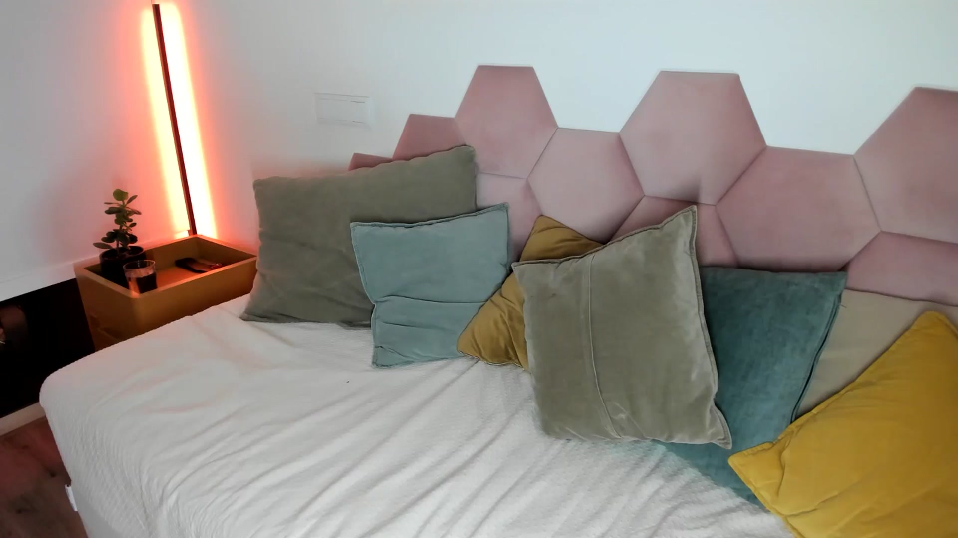 Gallery image thumbnail from AoifeOneal's myfreecams stream on, 08/24/2025, 20:06 image 19 of 20