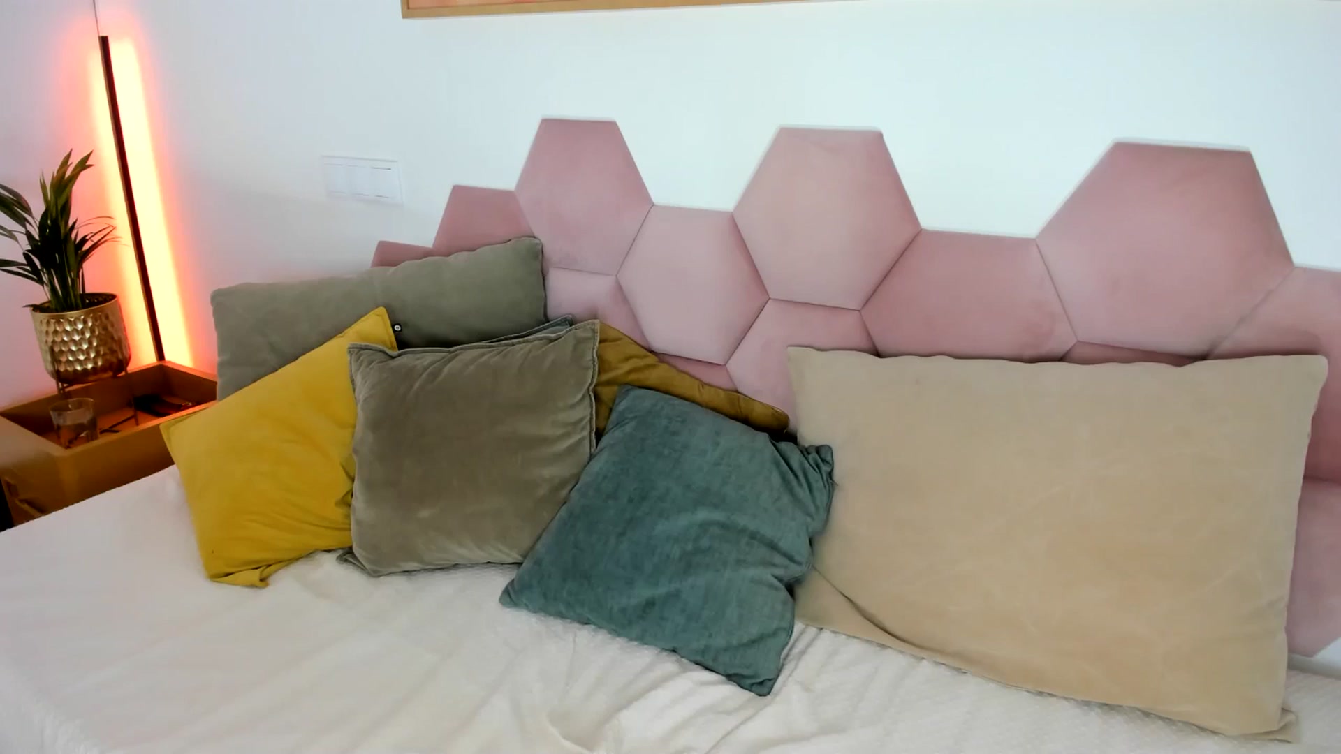Gallery image thumbnail from AoifeOneal's myfreecams stream on, 08/27/2025, 21:31 image 18 of 20
