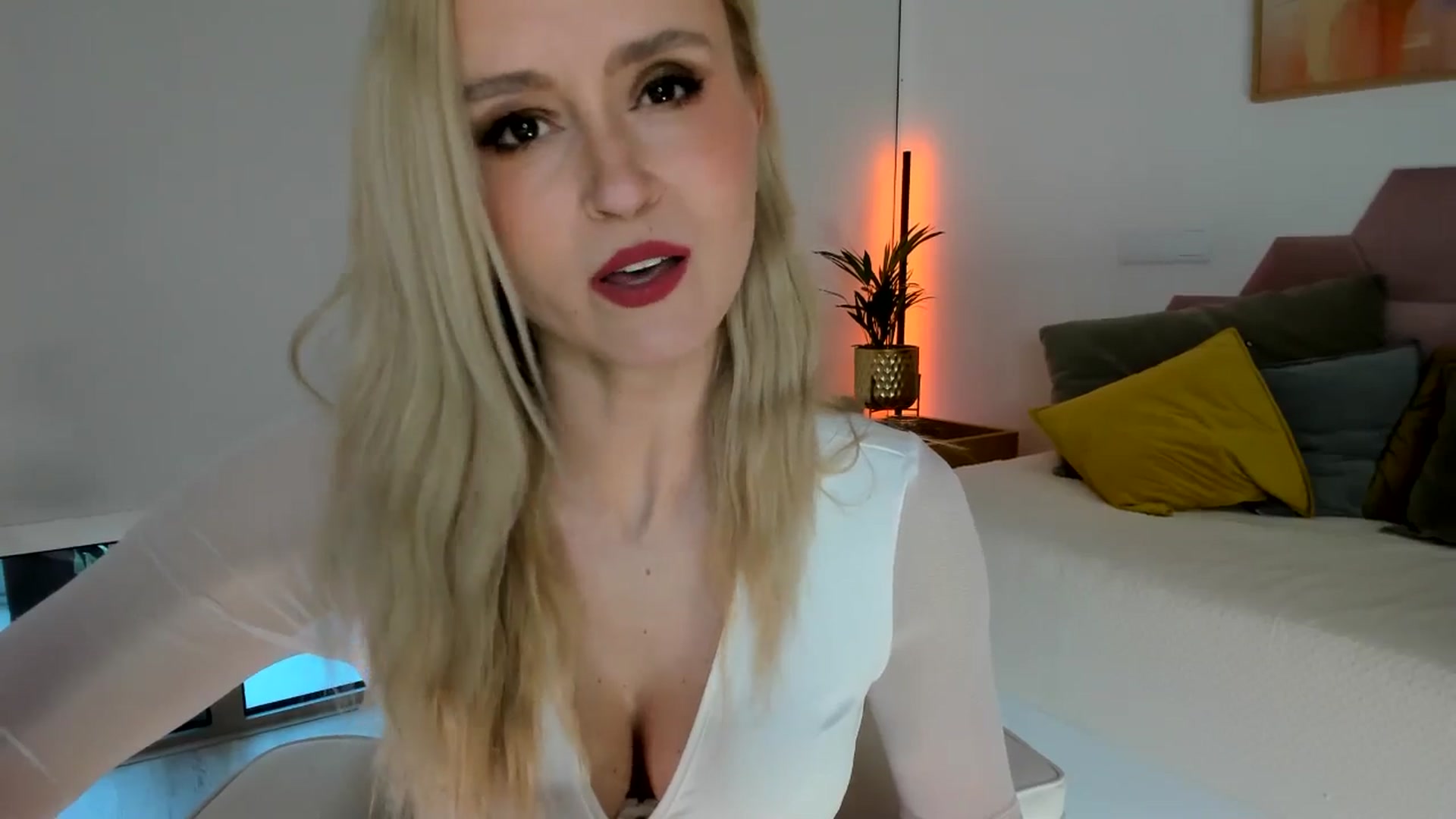 Gallery image thumbnail from AoifeOneal's myfreecams stream on, 08/28/2025, 19:14 image 7 of 20