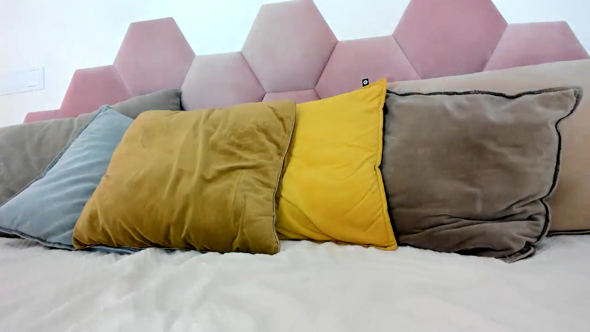 Gallery image thumbnail from AoifeOneal's myfreecams stream on, 08/30/2025, 20:19 image 20 of 20