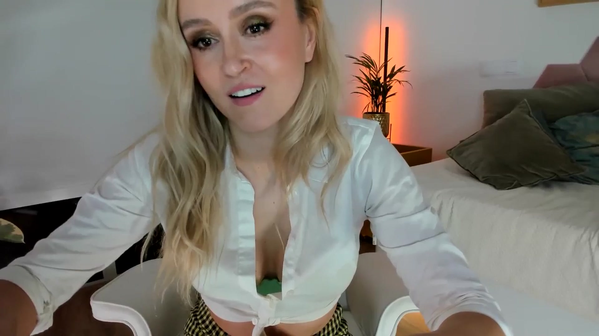 Gallery image thumbnail from AoifeOneal's myfreecams stream on, 09/28/2025, 20:14 image 15 of 20