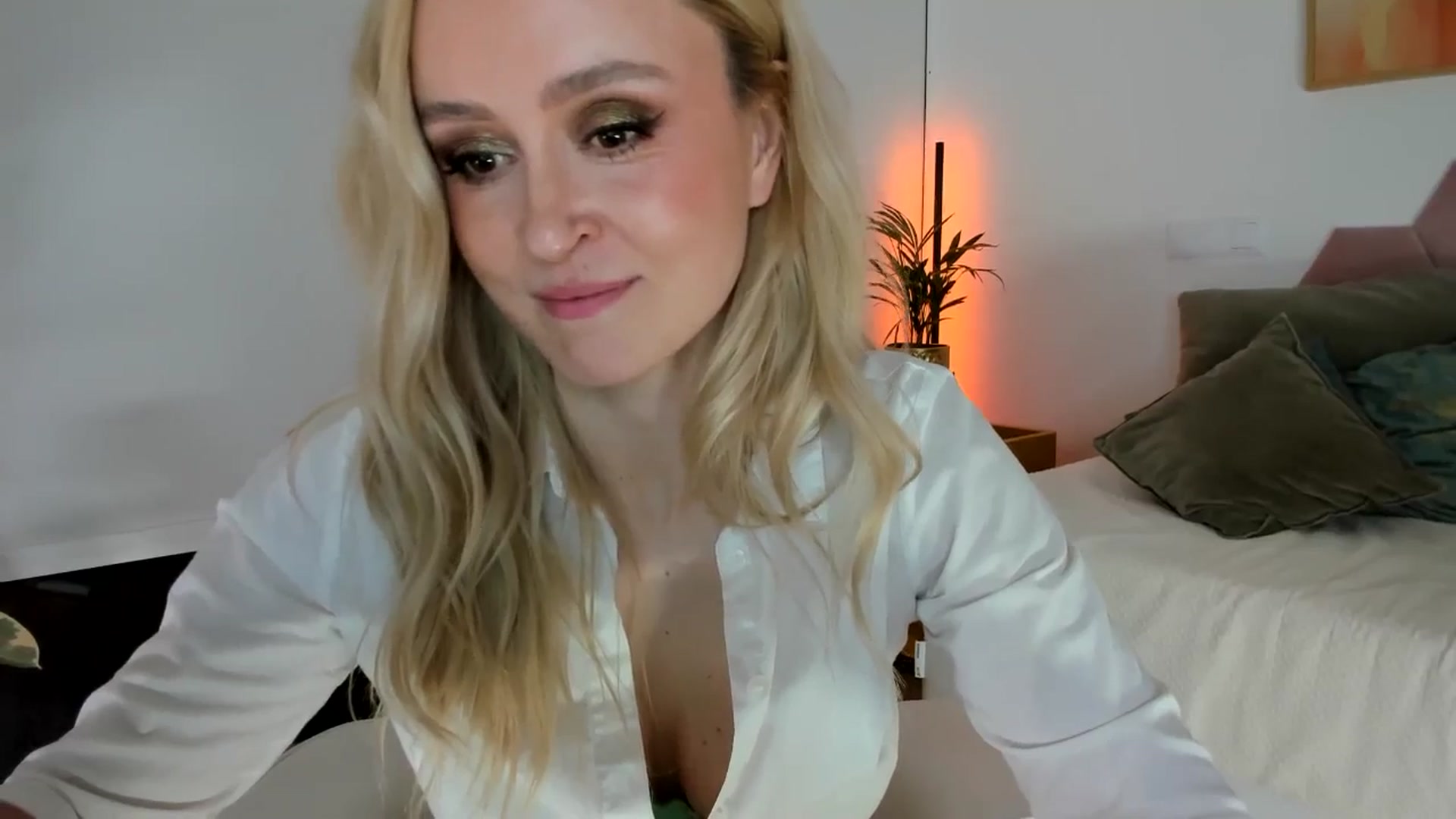 Gallery image thumbnail from AoifeOneal's myfreecams stream on, 09/28/2025, 20:14 image 14 of 20