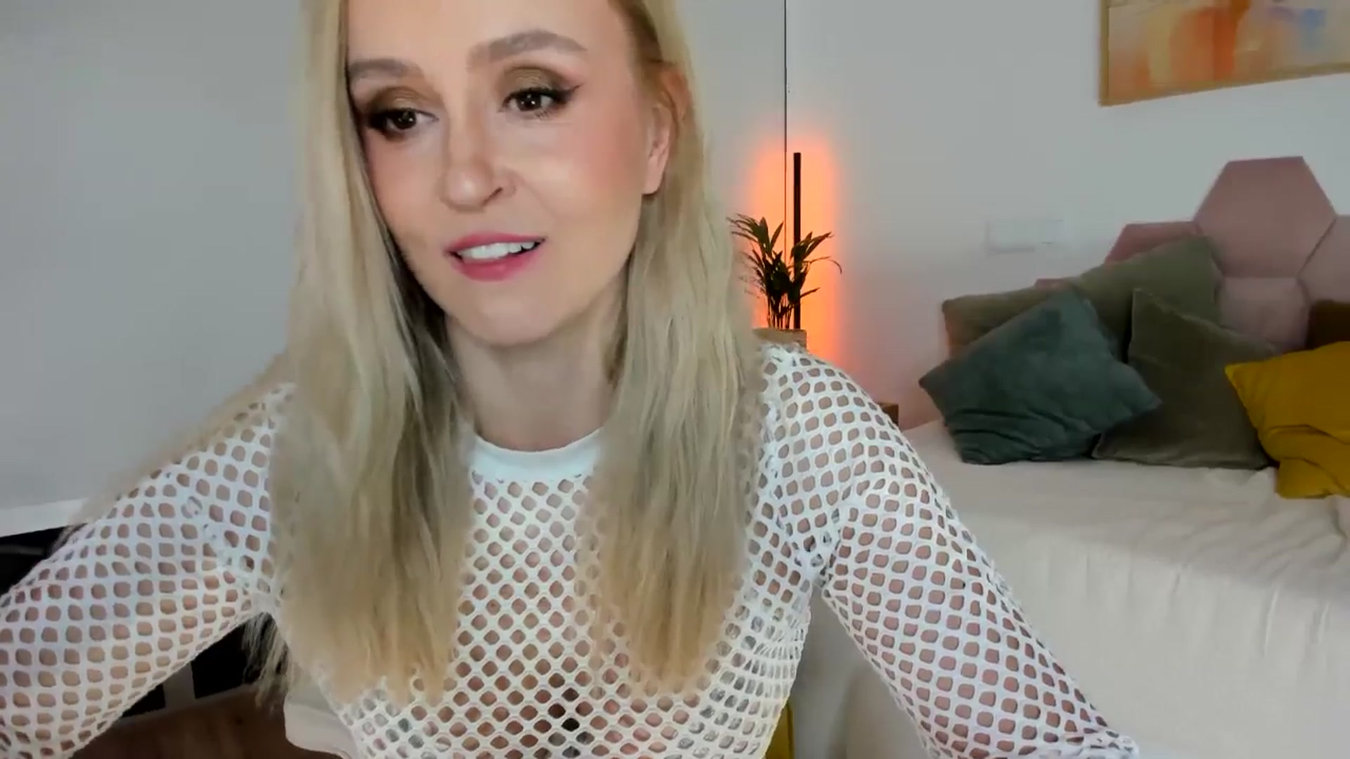 Gallery image thumbnail from AoifeOneal's myfreecams stream on, 10/02/2025, 19:31 image 8 of 20