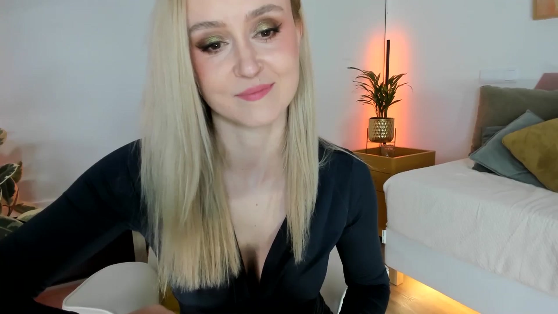 Gallery image thumbnail from AoifeOneal's myfreecams stream on, 10/09/2025, 20:07 image 17 of 20