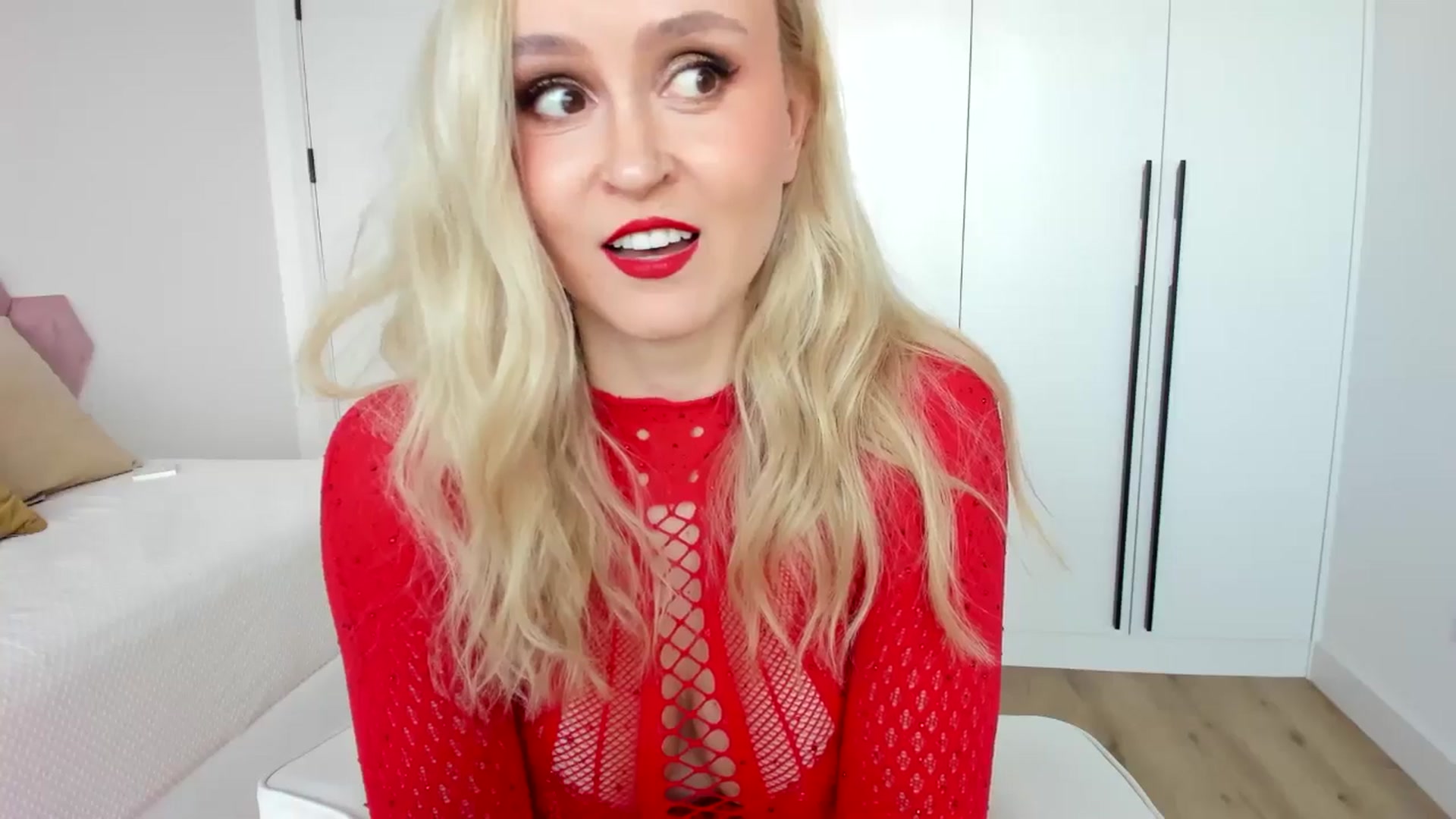 Gallery image thumbnail from AoifeOneal's myfreecams stream on, 10/12/2025, 17:39 image 9 of 20