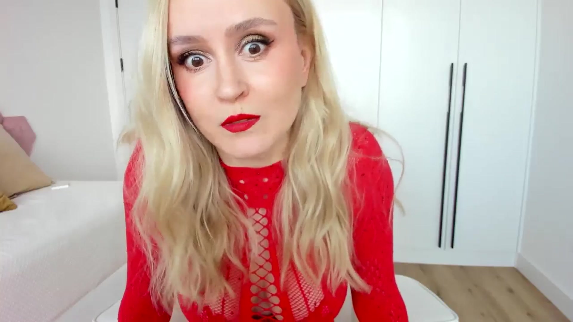 Gallery image thumbnail from AoifeOneal's myfreecams stream on, 10/12/2025, 17:39 image 10 of 20