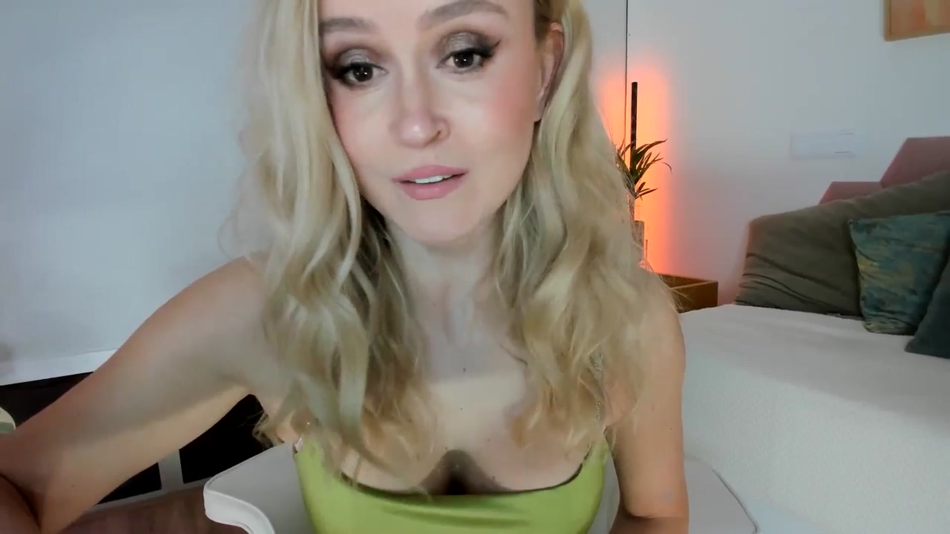 Gallery image thumbnail from AoifeOneal's myfreecams stream on, 10/15/2025, 19:40 image 13 of 20