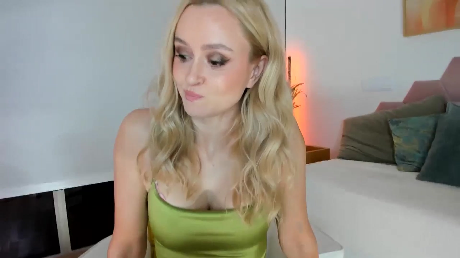 Gallery image thumbnail from AoifeOneal's myfreecams stream on, 10/15/2025, 19:40 image 18 of 20
