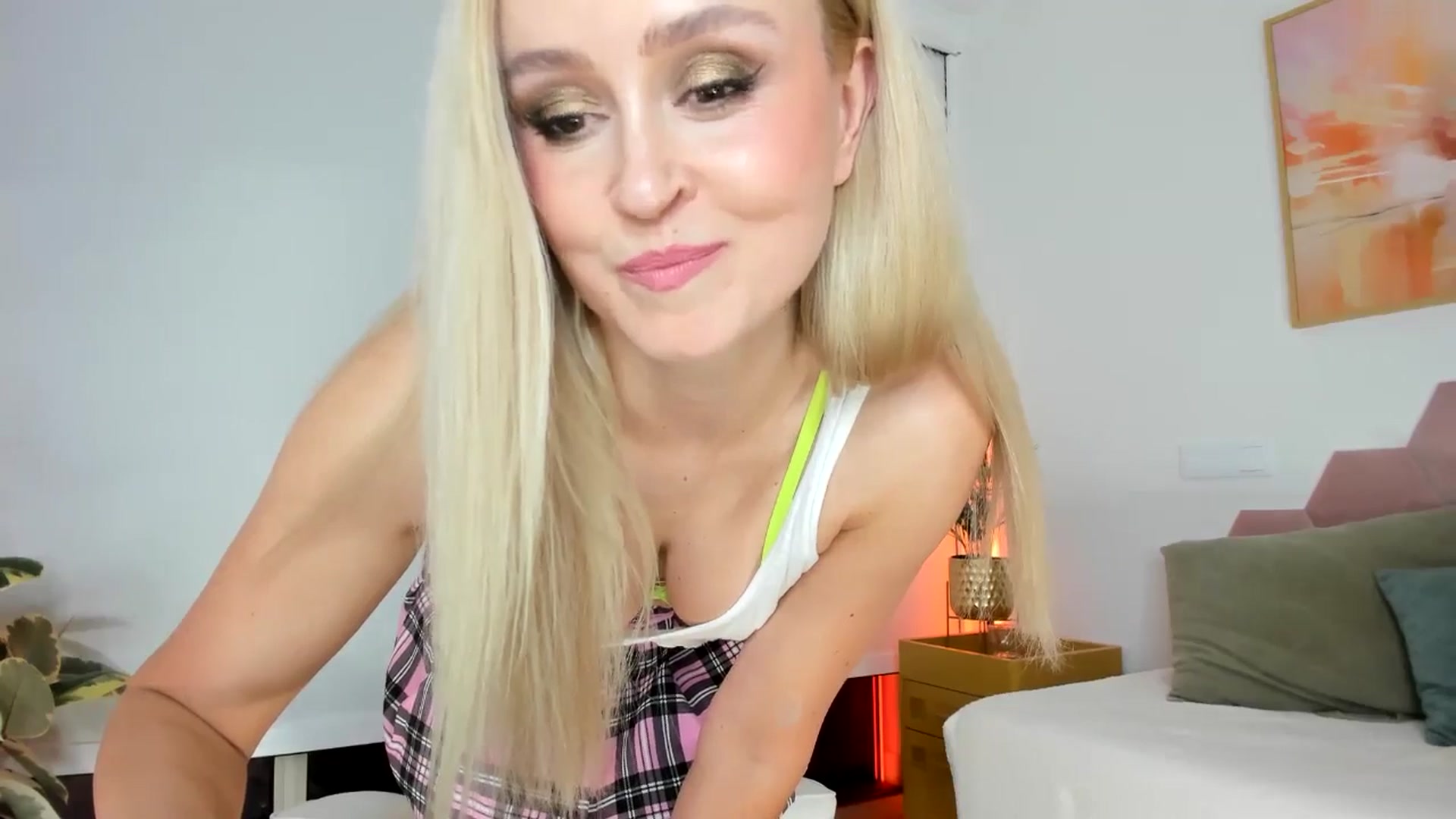 Gallery image thumbnail from AoifeOneal's myfreecams stream on, 11/08/2025, 20:17 image 18 of 20