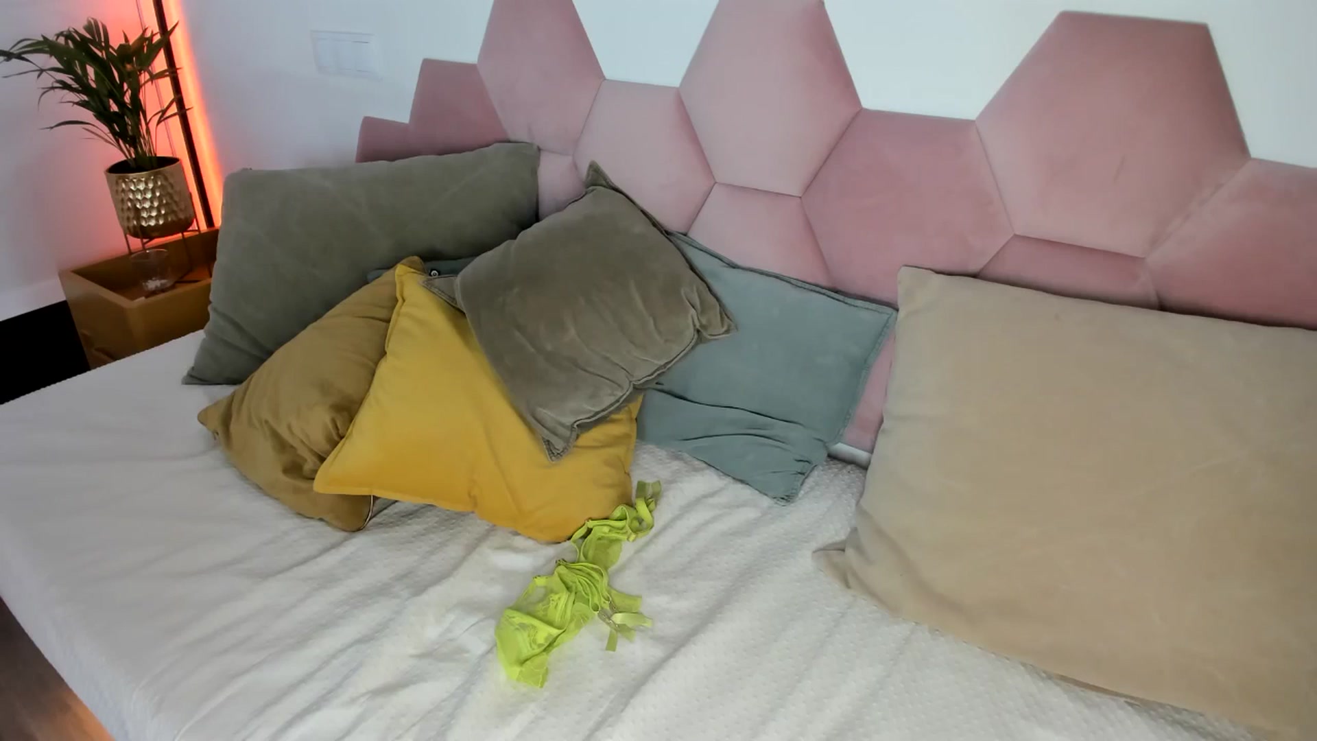 Gallery image thumbnail from AoifeOneal's myfreecams stream on, 11/08/2025, 21:33 image 11 of 20