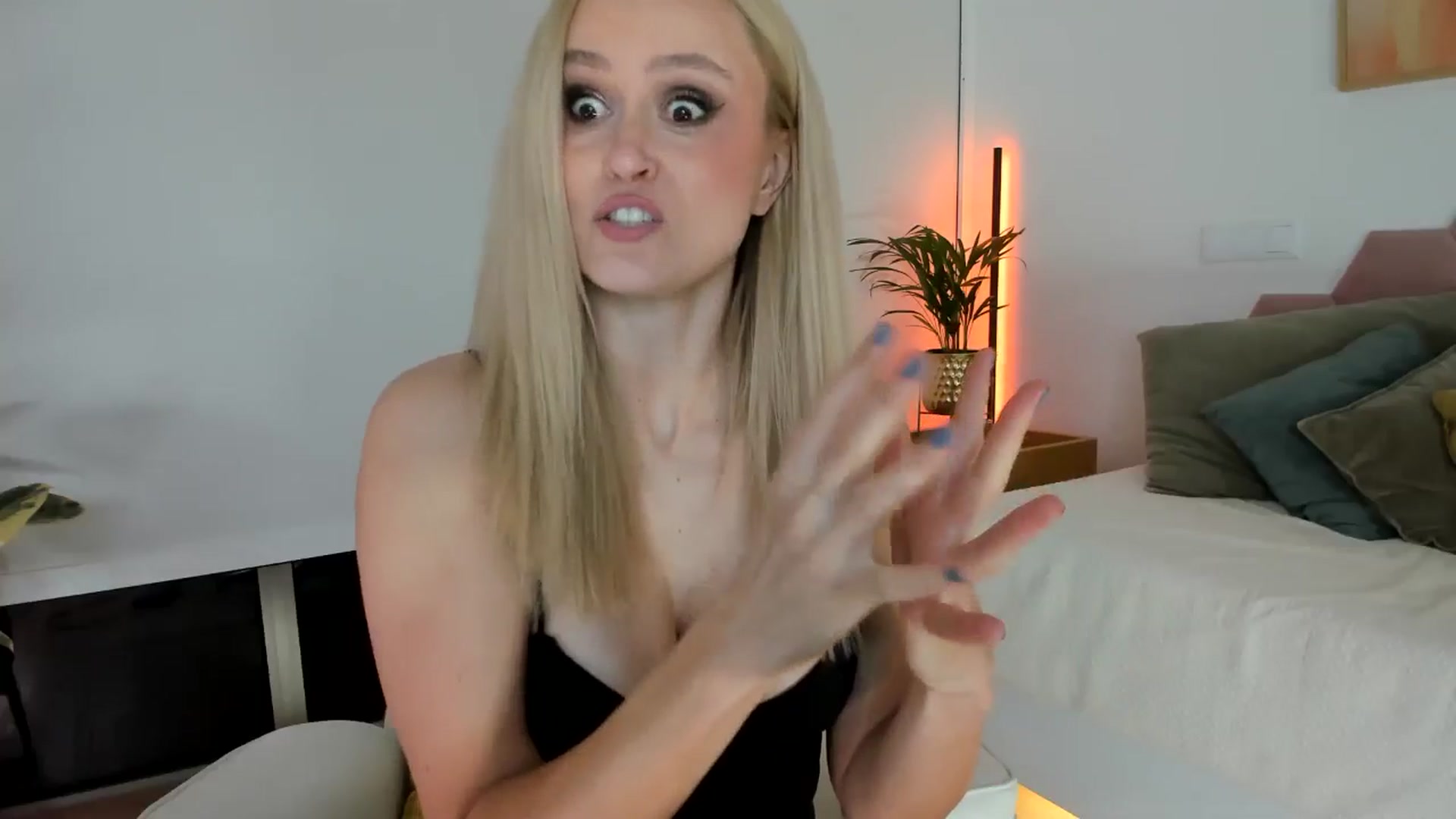 Gallery image thumbnail from AoifeOneal's myfreecams stream on, 11/12/2025, 21:31 image 7 of 20