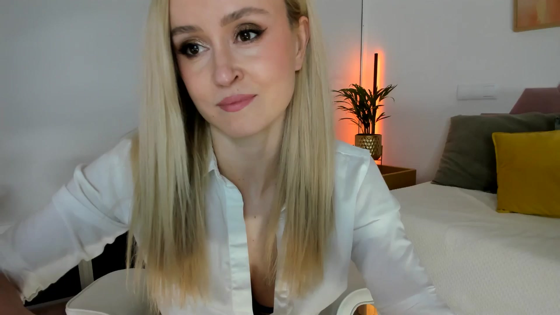 Gallery image thumbnail from AoifeOneal's myfreecams stream on, 11/15/2025, 20:20 image 1 of 20