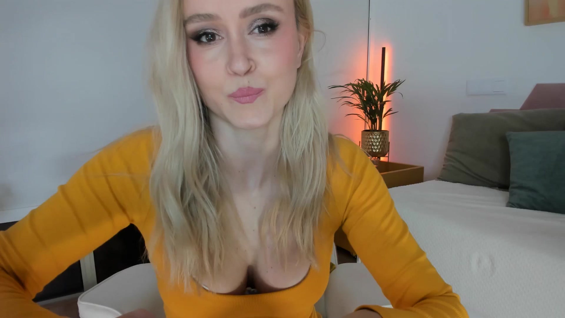 Gallery image thumbnail from AoifeOneal's myfreecams stream on, 11/16/2025, 20:07 image 1 of 20