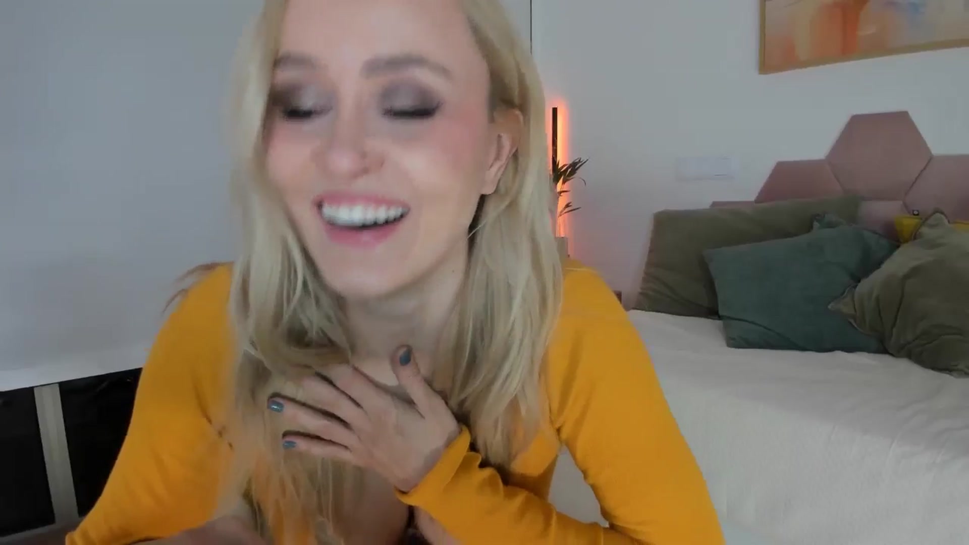 Gallery image thumbnail from AoifeOneal's myfreecams stream on, 11/16/2025, 21:41 image 12 of 20
