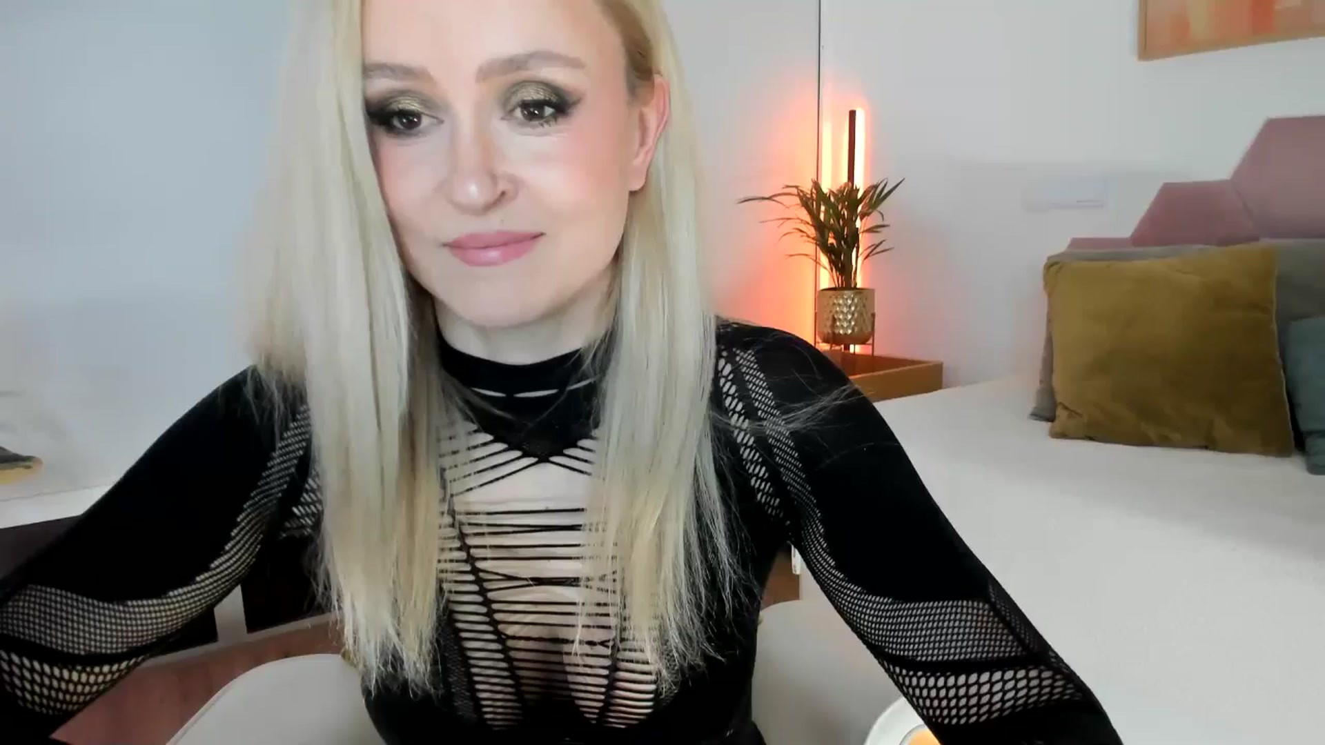Gallery image thumbnail from AoifeOneal's myfreecams stream on, 11/19/2025, 19:27 image 1 of 20